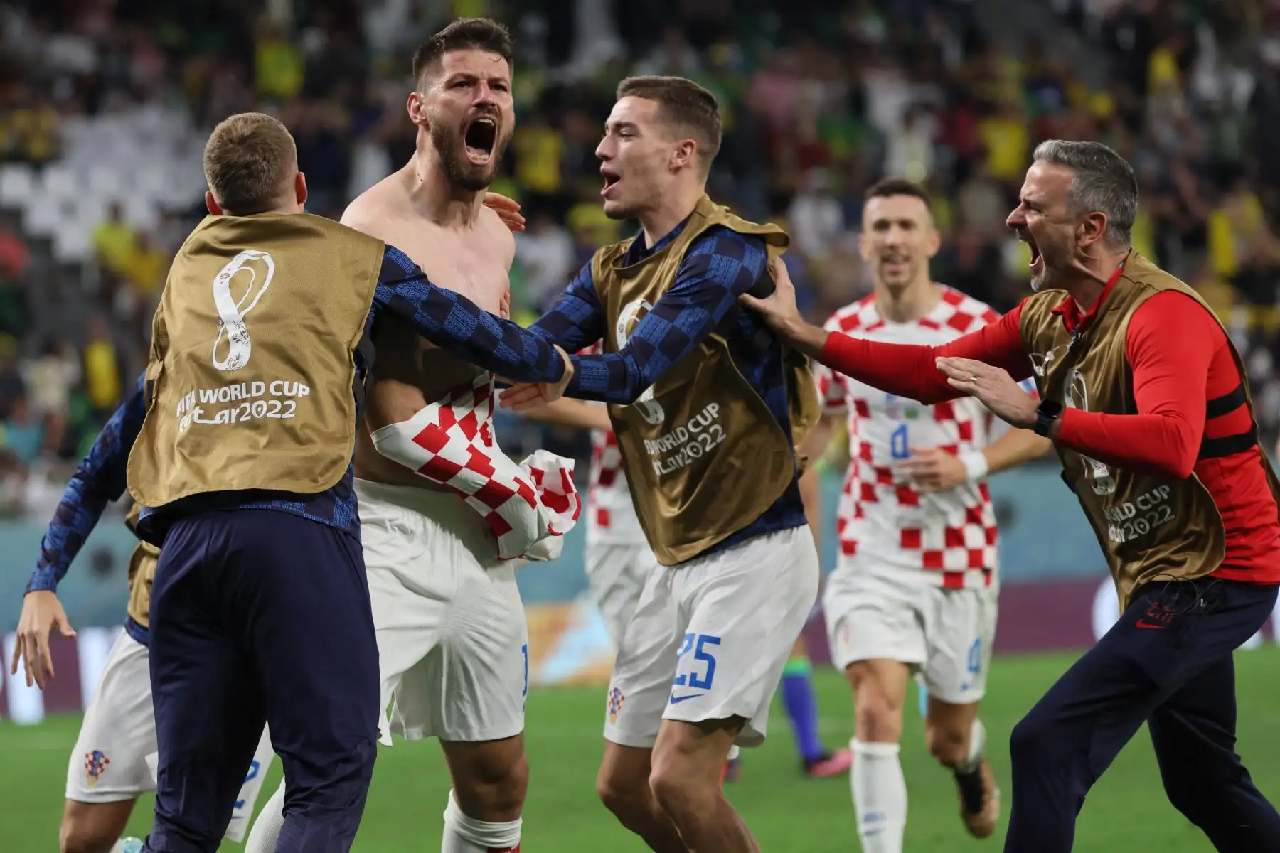 El delantero croata Bruno Petkovic celebra marcar el primer gol de su equipo durante el partido de fútbol de cuartos de final de la Copa Mundial Qatar 2022 entre Croacia y Brasil en el Education City Stadium en Al-Rayyan, al oeste de Doha, el 9 de diciembre de 2022.
Foto: AFP