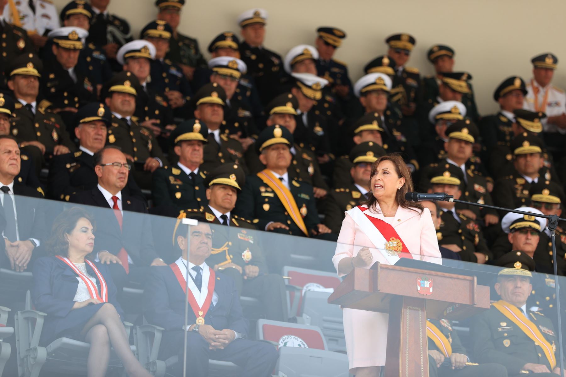 Jefa de Estado, Dina Boluarte, lideró ceremonia por el Día del Ejército del Perú y conmemoración del 198.º aniversario de la Batalla de Ayacucho, que se llevó a cabo en la sede del Cuartel General del Ejército en San Borja.
Foto: ANDINA/Presidencia Perú