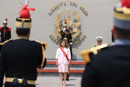 Jefa de Estado, Dina Boluarte, lideró ceremonia por el Día del Ejército del Perú y conmemoración del 198.º aniversario de la Batalla de Ayacucho.