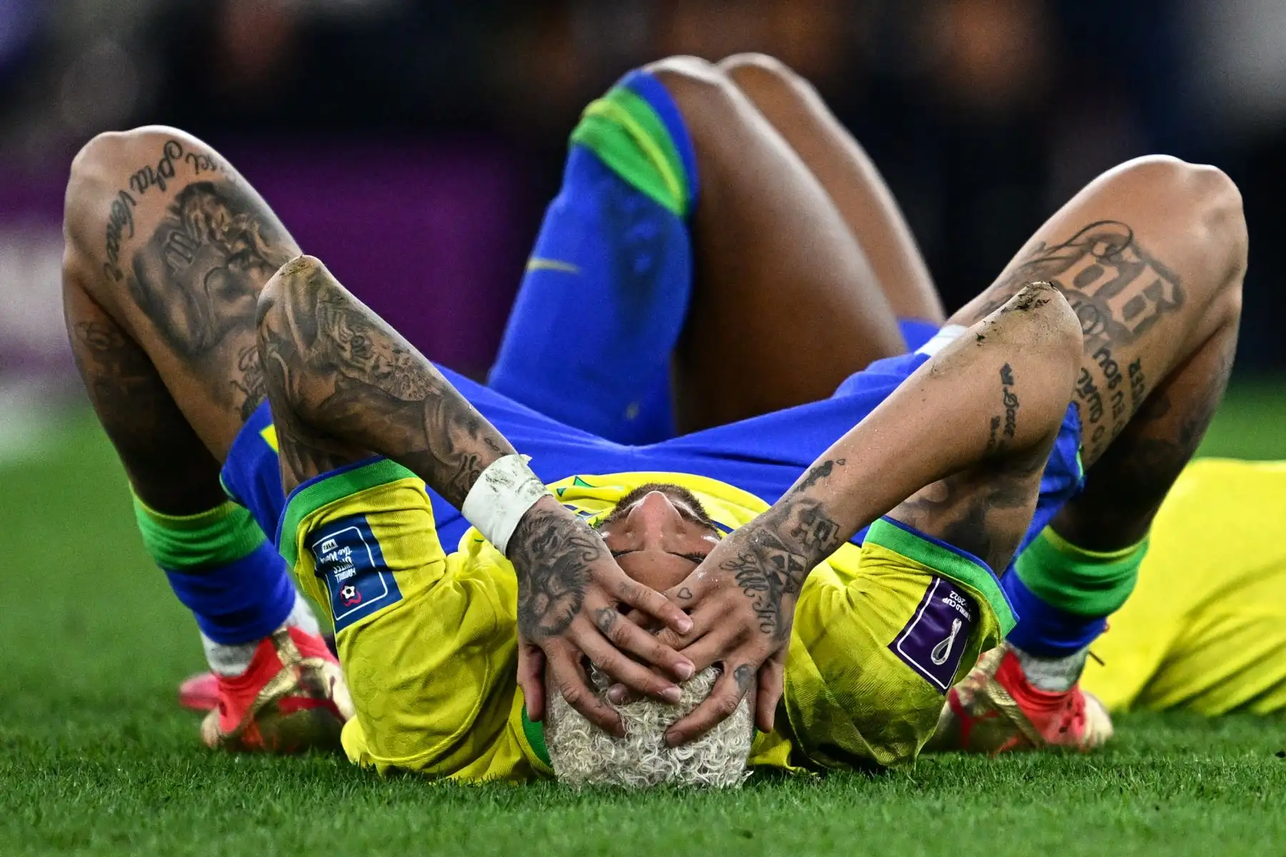 El delantero brasileño Neymar reacciona después de perder en la tanda de penales después de la prórroga del partido de fútbol de cuartos de final de la Copa Mundial de Qatar 2022 entre Croacia y Brasil en el Education City Stadium en Al-Rayyan, al oeste de Doha, el 9 de diciembre de 2022.
Foto: AFP