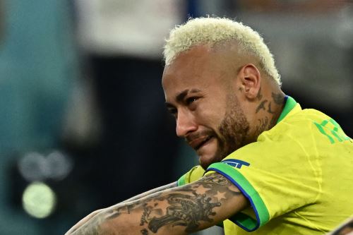 El delantero brasileño Neymar llora después de perder en la tanda de penales después de la prórroga del partido de fútbol de cuartos de final de la Copa Mundial Qatar 2022 entre Croacia y Brasil en el Education City Stadium en Al-Rayyan, al oeste de Doha, el 9 de diciembre de 2022.Foto: AFP