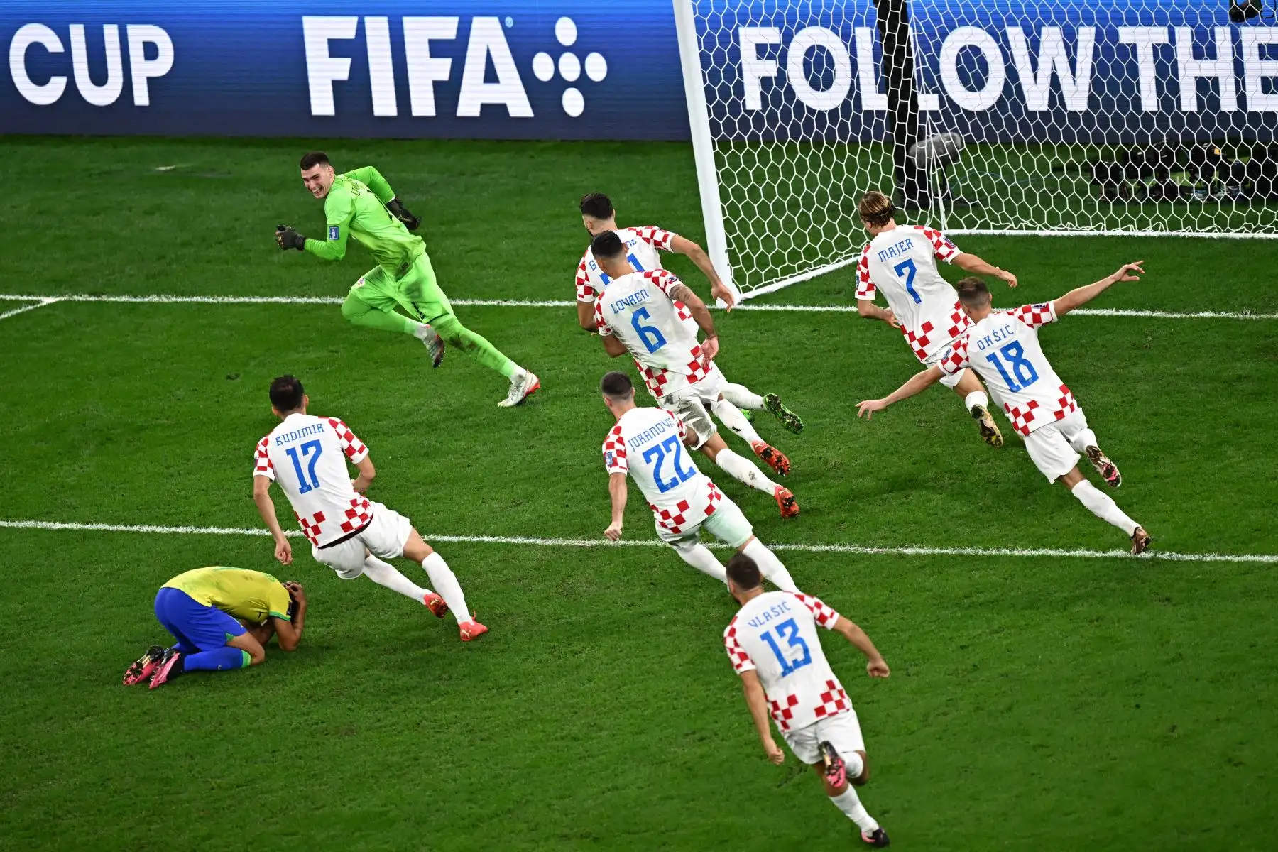 Los jugadores de Croacia celebran su victoria mientras el defensor brasileño Marquinhos reacciona al final del partido de fútbol de cuartos de final de la Copa Mundial de Qatar 2022 entre Croacia y Brasil en el Education City Stadium en Al-Rayyan, al oeste de Doha, el 9 de diciembre de 2022. Foto: AFP