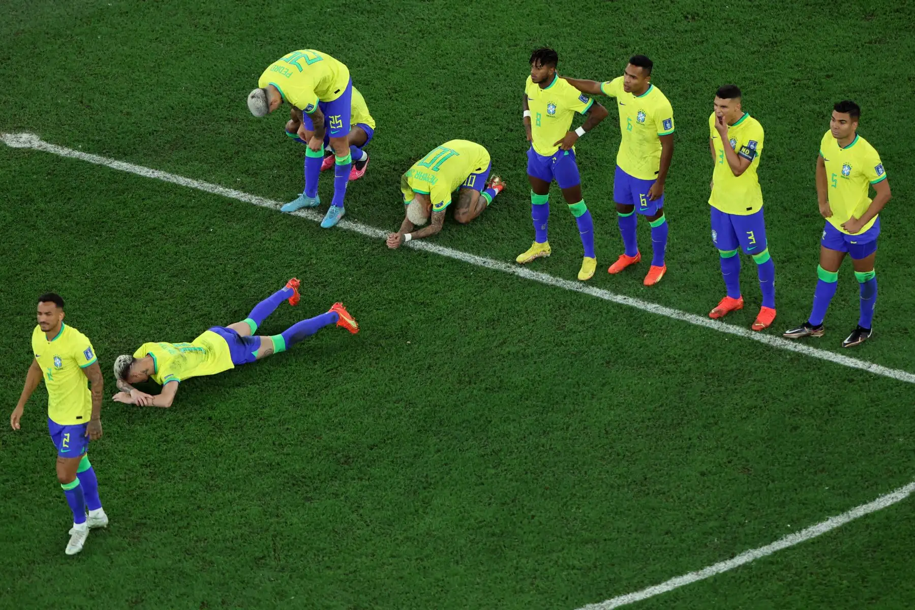 Los jugadores de Brasil reaccionan después de perder el partido de fútbol de cuartos de final de la Copa Mundial Qatar 2022 entre Croacia y Brasil en el Education City Stadium en Al-Rayyan, al oeste de Doha, el 9 de diciembre de 2022.
Foto: AFP
