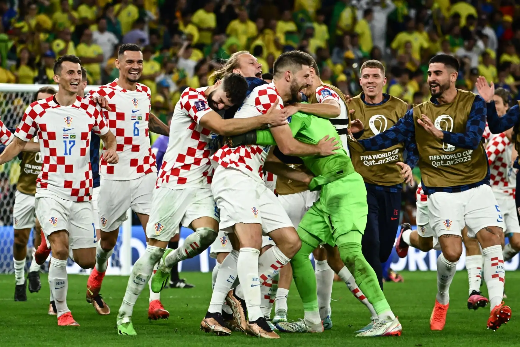 Los jugadores de Croacia celebran después de clasificarse para la siguiente ronda después de derrotar a Brasil en la tanda de penaltis del partido de fútbol de cuartos de final de la Copa Mundial Qatar 2022 entre Croacia y Brasil en el Education City Stadium en Al-Rayyan, al oeste de Doha, el 9 de diciembre. , 2022.
Foto: AFP