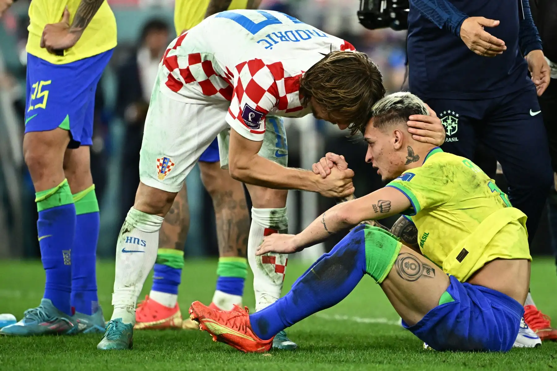 El mediocampista croata Luka Modric consuela al delantero brasileño Antony después de clasificarse a la siguiente ronda tras derrotar a Brasil en la tanda de penales del partido de fútbol de cuartos de final de la Copa Mundial Qatar 2022 entre Croacia y Brasil en el Education City Stadium en Al-Rayyan, al oeste de Doha. , el 9 de diciembre de 2022.
Foto: AFP