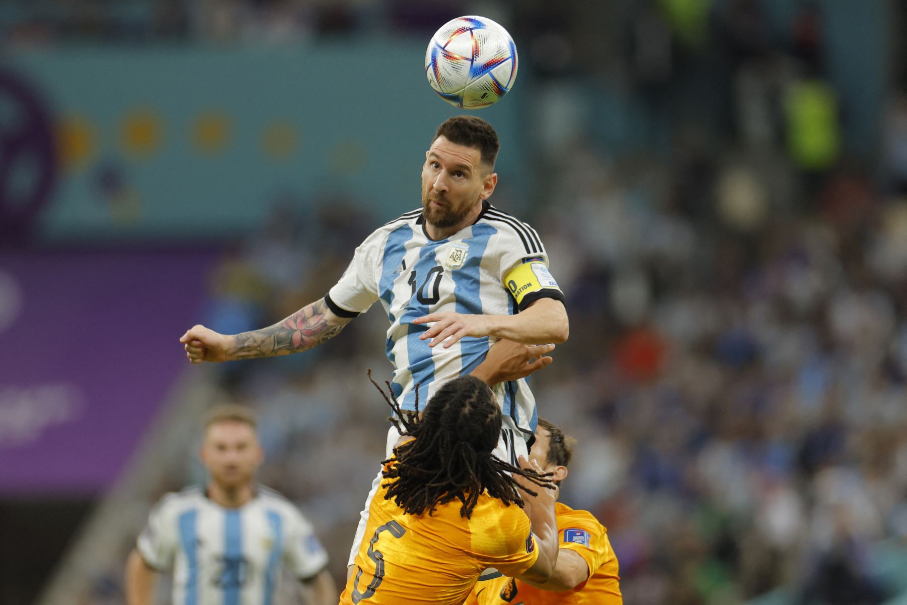 El delantero argentino Lionel Messi cabecea el balón sobre el defensor holandés Nathan Ake durante el partido de fútbol de cuartos de final de la Copa Mundial Qatar 2022 entre Holanda y Argentina en el estadio Lusail, al norte de Doha, el 9 de diciembre de 2022.
Foto: AFP