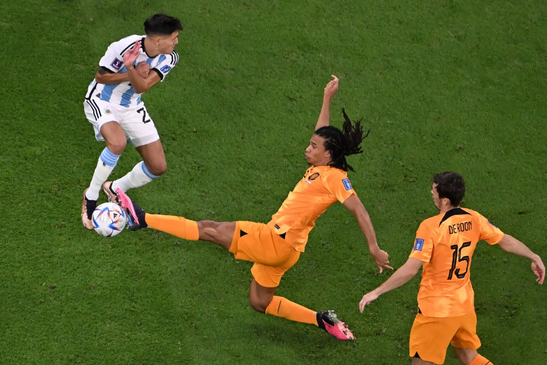 El mediocampista argentino Enzo Fernández y el defensor holandés Nathan Ake luchan por el balón junto al mediocampista holandés Marten de Roon durante el partido de cuartos de final de la Copa Mundial de Qatar 2022 entre Holanda y Argentina en el estadio Lusail, al norte de Doha, el 9 de diciembre de 2022.
Foto: AFP