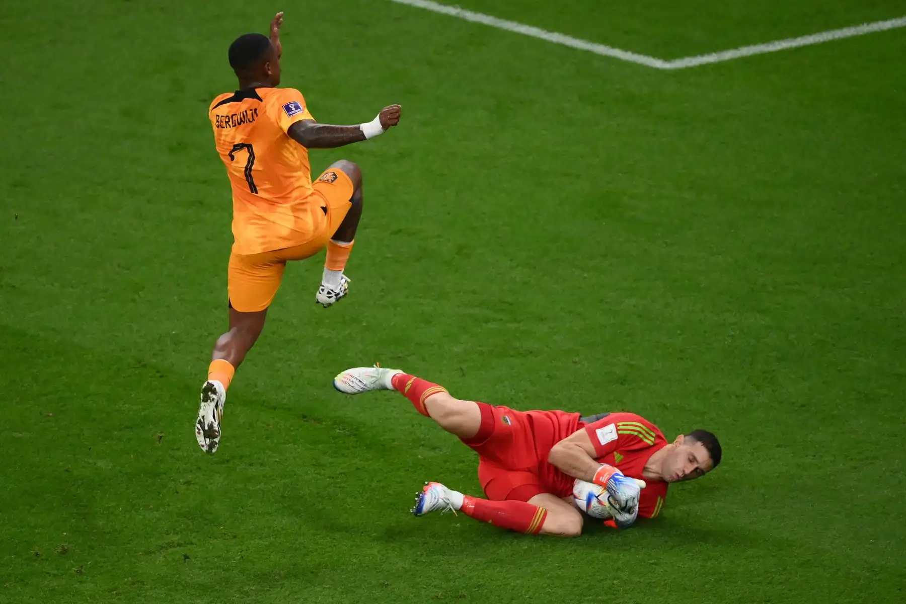 El arquero argentino Emiliano Martínez hace una parada ante el delantero holandés Steven Bergwijn durante el partido de fútbol de cuartos de final de la Copa Mundial de Qatar 2022 entre Holanda y Argentina en el estadio Lusail, al norte de Doha, el 9 de diciembre de 2022.
Foto: AFP