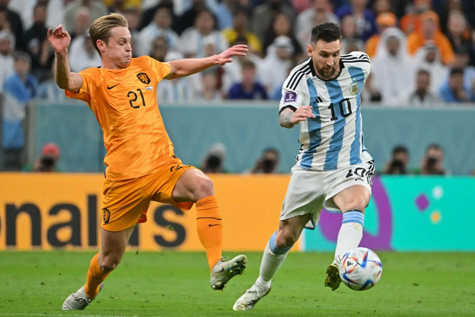 El delantero argentino  Lionel Messi es marcado por el mediocampista holandés Frenkie De Jong durante el partido de fútbol de cuartos de final de la Copa Mundial de Catar 2022 entre Holanda y Argentina en el Estadio Lusail, al norte de Doha, el 9 de diciembre de 2022. Foto: AFP