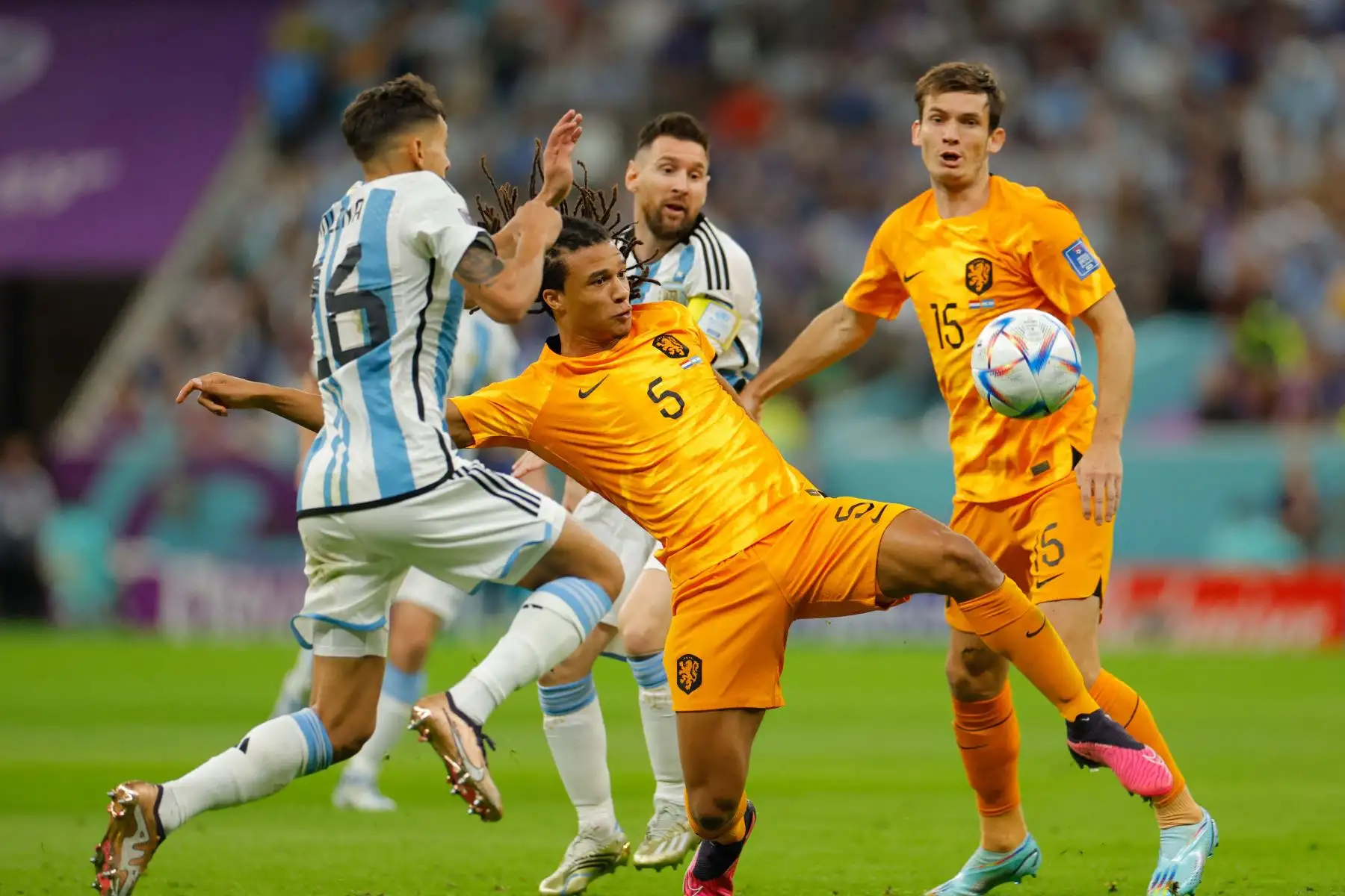 El defensa argentino Nahuel Molina lucha por el balón con el defensor holandés #05 Nathan Ake durante el partido de cuartos de final de la Copa Mundial Catar 2022 entre Holanda y Argentina en el Lusail Stadium, al norte de Doha el 9 de diciembre , 2022. Foto: AFP