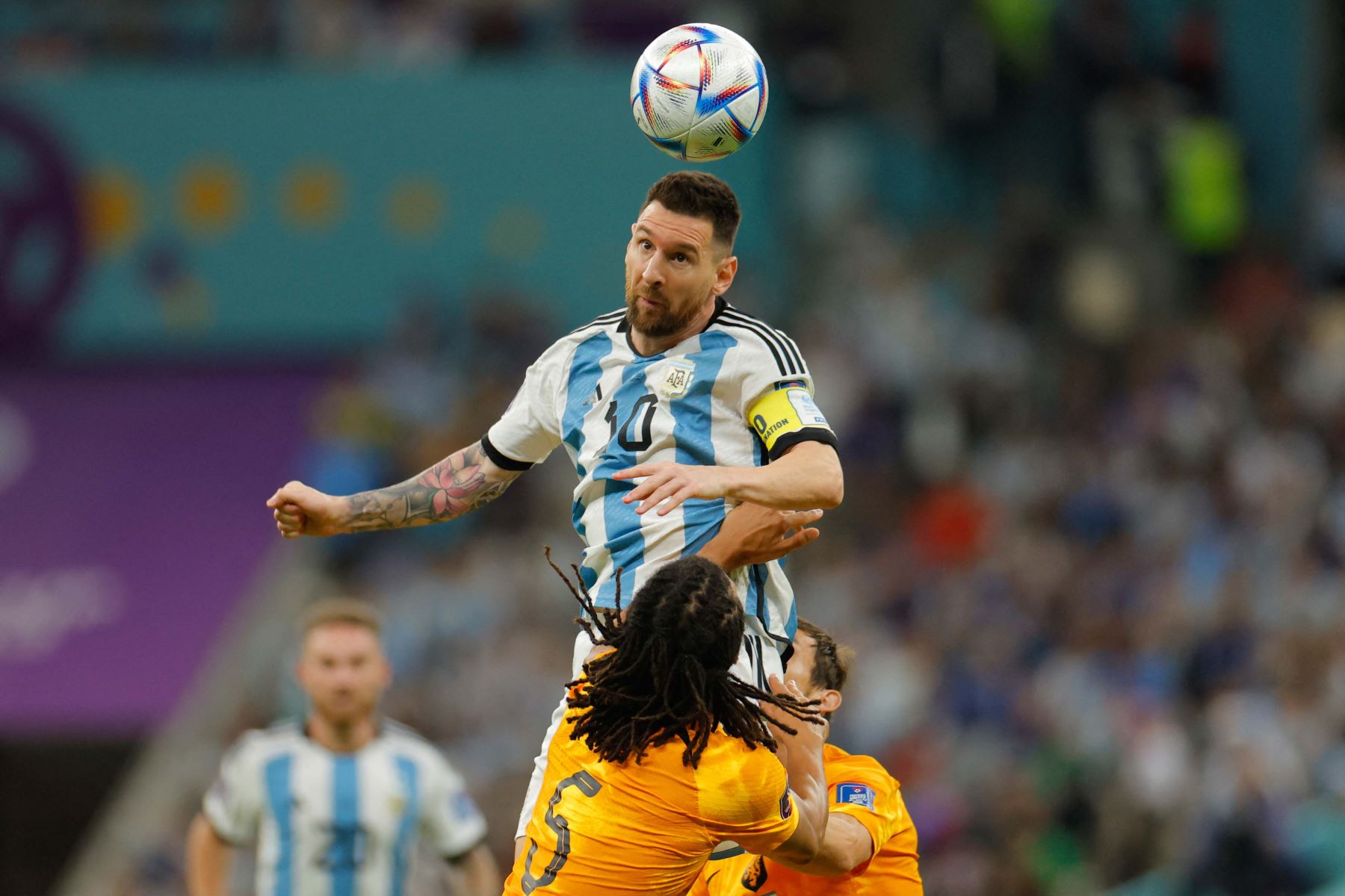 El delantero argentino Lionel Messi cabecea el balón sobre el defensor holandés Nathan Ake durante el partido de cuartos de final de la Copa Mundial de Catar 2022 entre Holanda y Argentina en el Estadio Lusail, al norte de Doha el 9 de diciembre de 2022. Foto: AFP