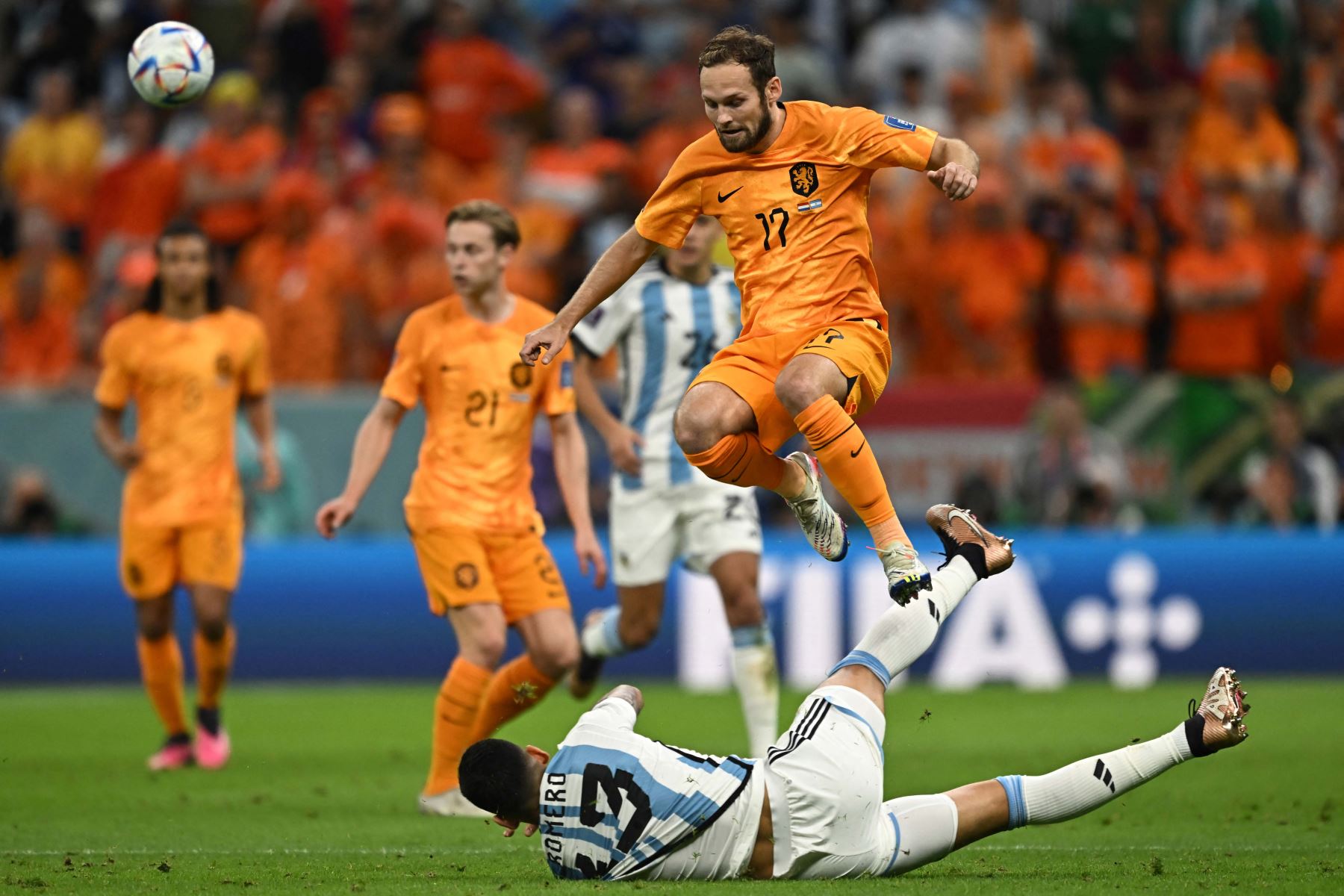 El defensor de Holanda, Daley Blind, salta sobre el defensor de Argentina, Cristian Romero, durante el partido de fútbol de cuartos de final de la Copa Mundial Catar 2022 entre Holanda y Argentina en el Estadio Lusail, al norte de Doha, el 9 de diciembre de 2022. Foto: AFP