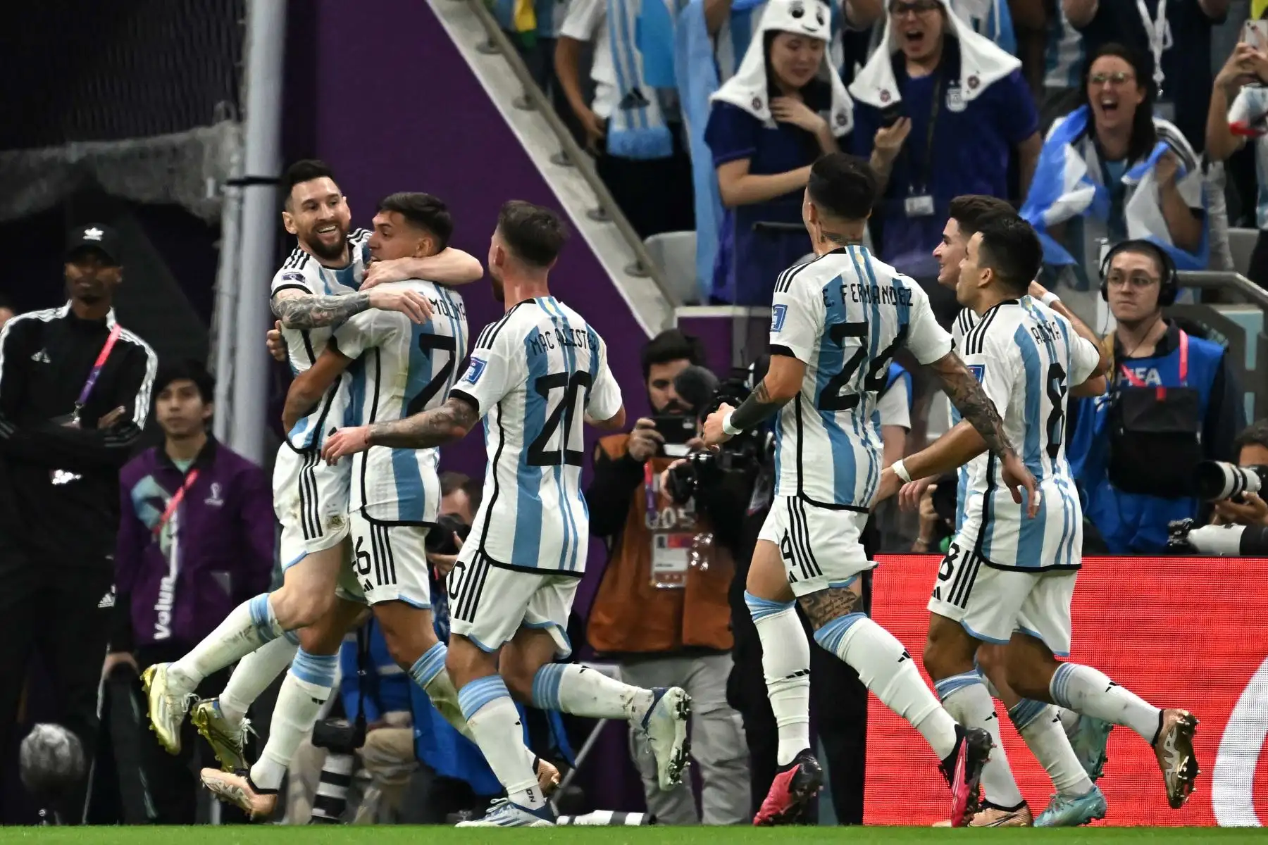 El defensa argentino Nahuel Molina celebra con el delantero argentino Lionel Messi y sus compañeros después de anotar el primer gol de su equipo durante el partido de cuartos de final de la Copa Mundial de Catar 2022 entre Holanda y Argentina en el Estadio Lusail, al norte de Doha, el 9 de diciembre de 2022. Foto: AFP