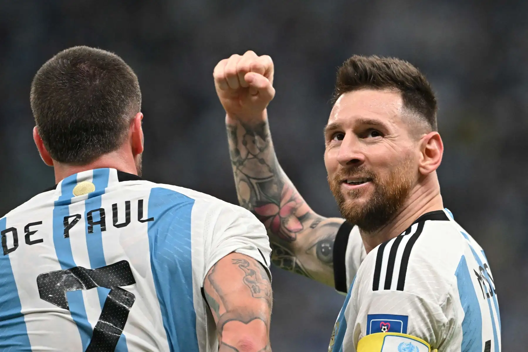 El delantero argentino Lionel Messi celebra después de ayudar al defensa argentino Nahuel Molina a marcar el primer gol de su equipo durante el partido de cuartos de final de la Copa Mundial Catar 2022 entre Holanda y Argentina en el Estadio Lusail, al norte de Doha, el 9 de diciembre de 2022. Foto: AFP