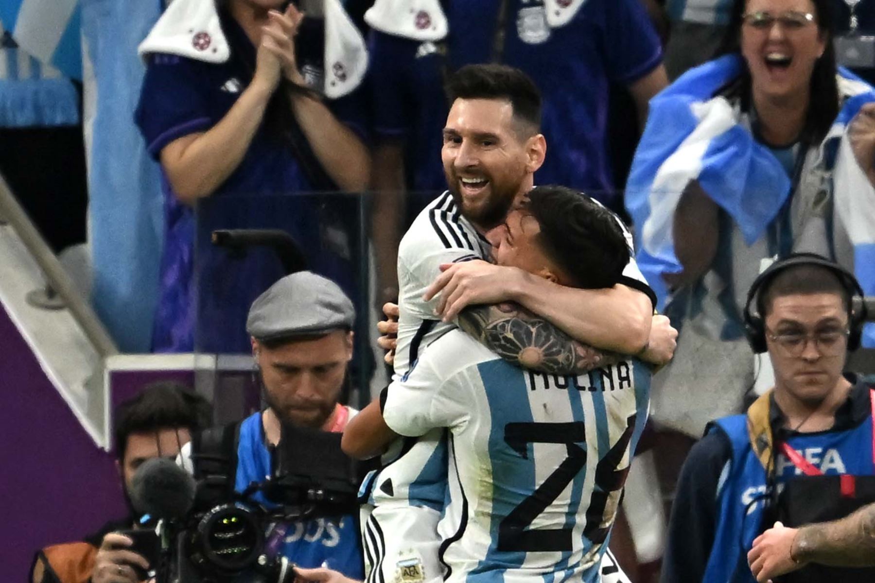 El defensa argentino Nahuel Molina celebra con el delantero argentino Lionel Messi después de anotar el primer gol de su equipo durante el partido de fútbol de cuartos de final de la Copa Mundial Catar 2022 entre Holanda y Argentina en el Estadio Lusail, al norte de Doha, el 9 de diciembre de 2022. Foto: AFP