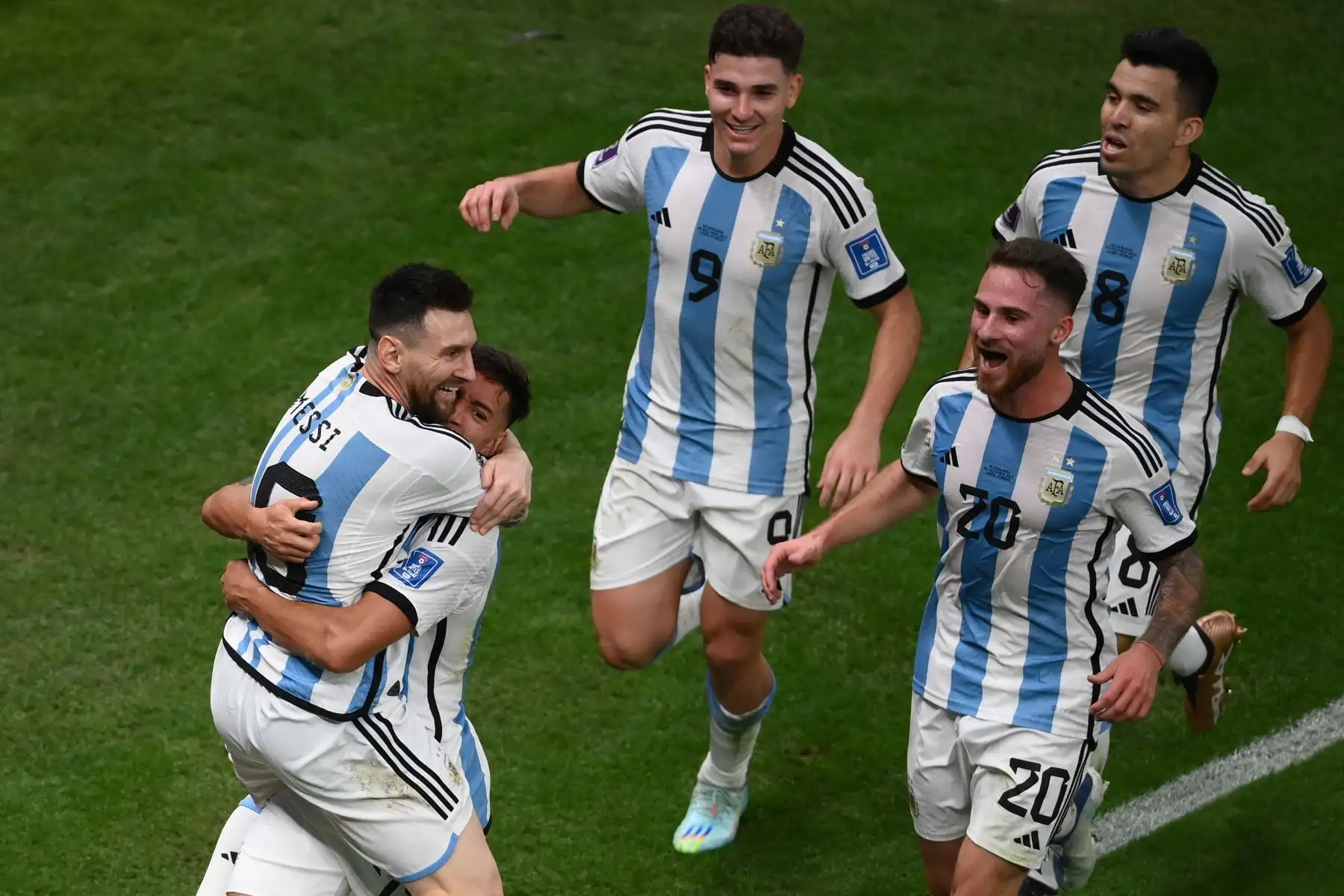 El defensor argentino Nahuel Molina celebra marcar el primer gol de su equipo con el delantero argentino Lionel Messi, el delantero argentino Julian Alvarez, el mediocampista argentino Alexis Mac Allister y el defensor argentino Marcos Acuña durante el Qatar Partido de fútbol de cuartos de final de la Copa del Mundo de 2022 entre Holanda y Argentina en el Estadio Lusail, al norte de Doha, el 9 de diciembre de 2022. Foto: AFP