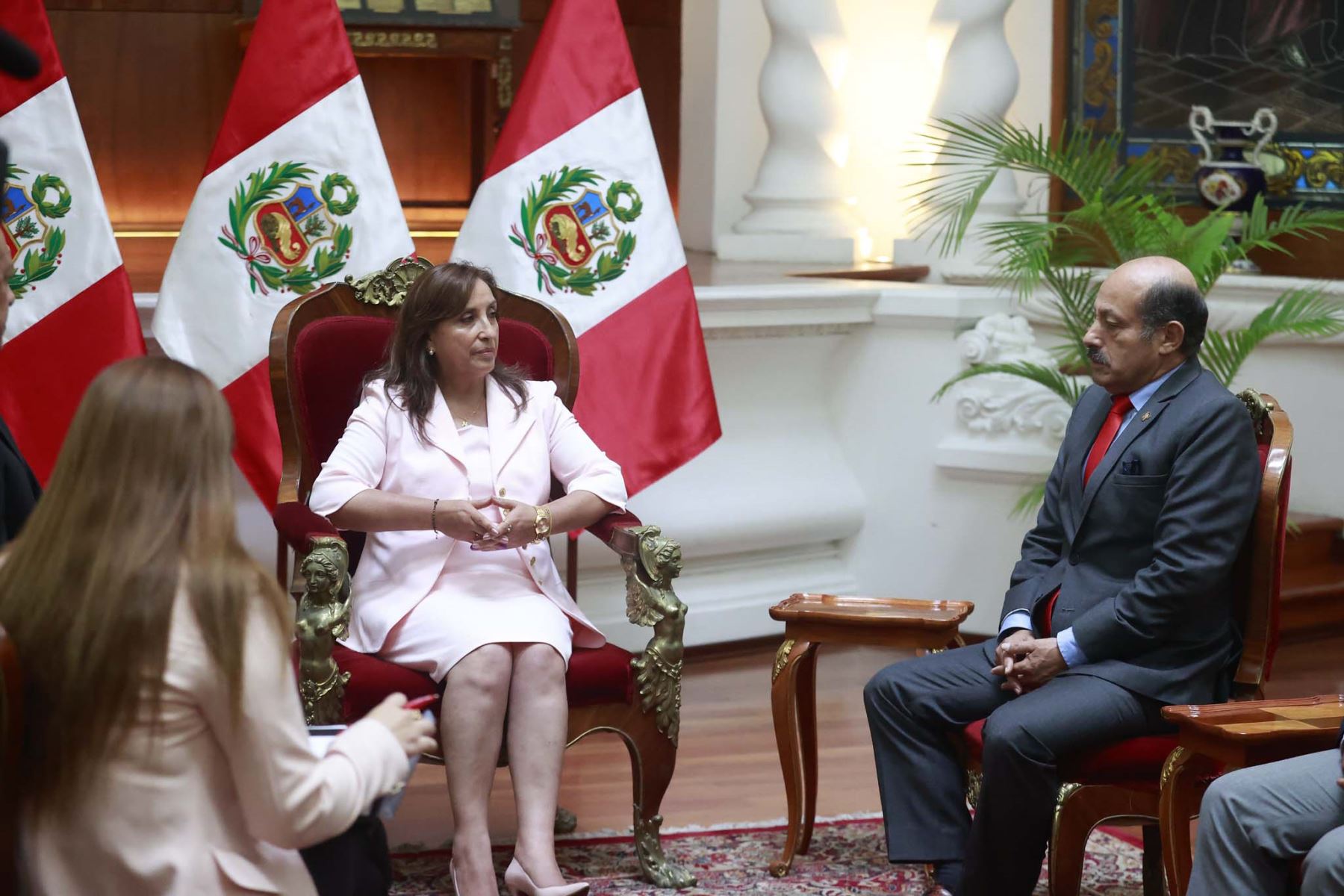 Presidenta Dina Boluarte sostuvo reunión con el congresista Hector Valer Pinto. Foto: ANDINA/Prensa Presidencia