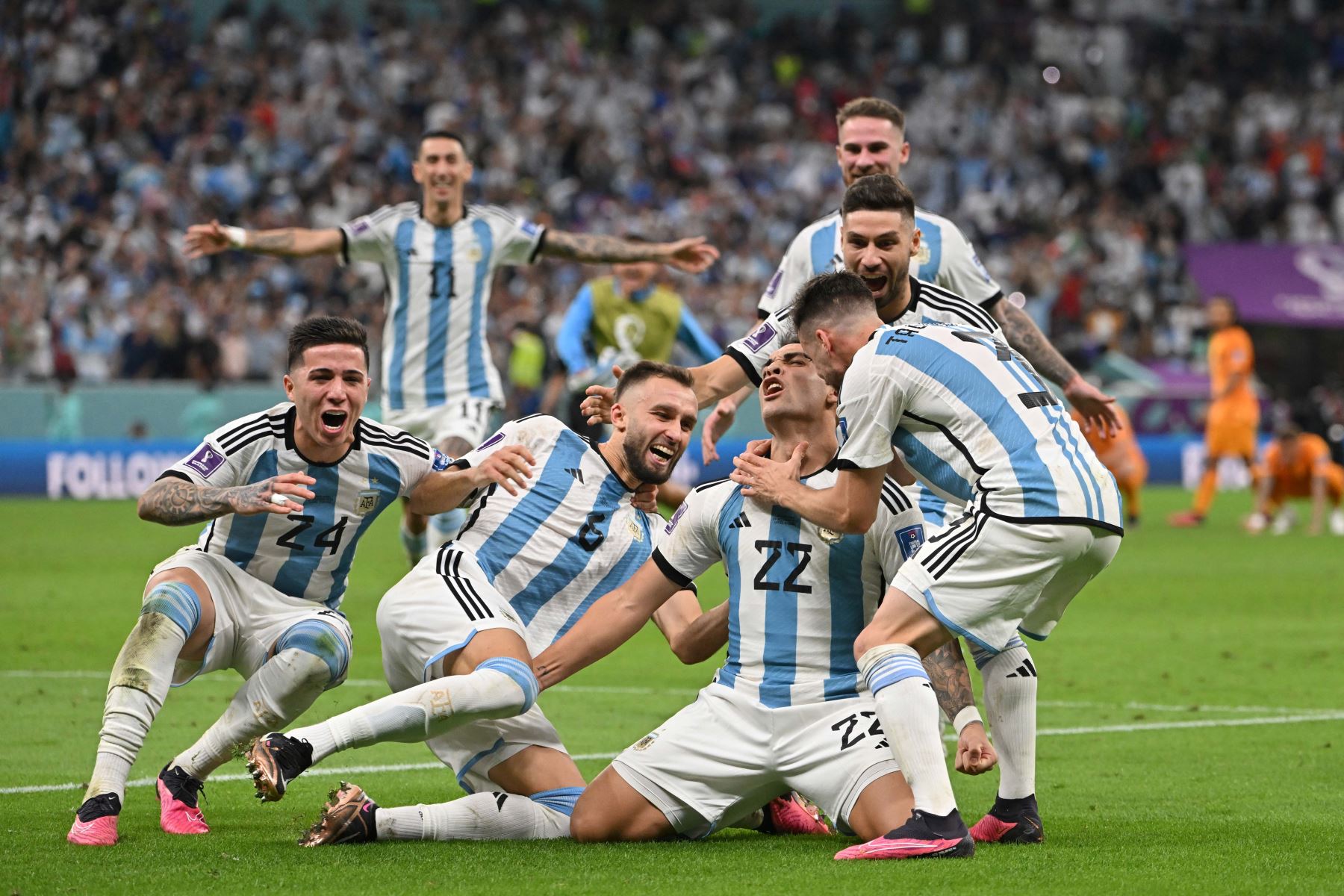 Los jugadores de Argentina celebran su victoria en el partido de fútbol de cuartos de final de la Copa Mundial de Qatar 2022 entre Holanda y Argentina en el Estadio Lusail, al norte de Doha, el 9 de diciembre de 2022. Foto: AFP