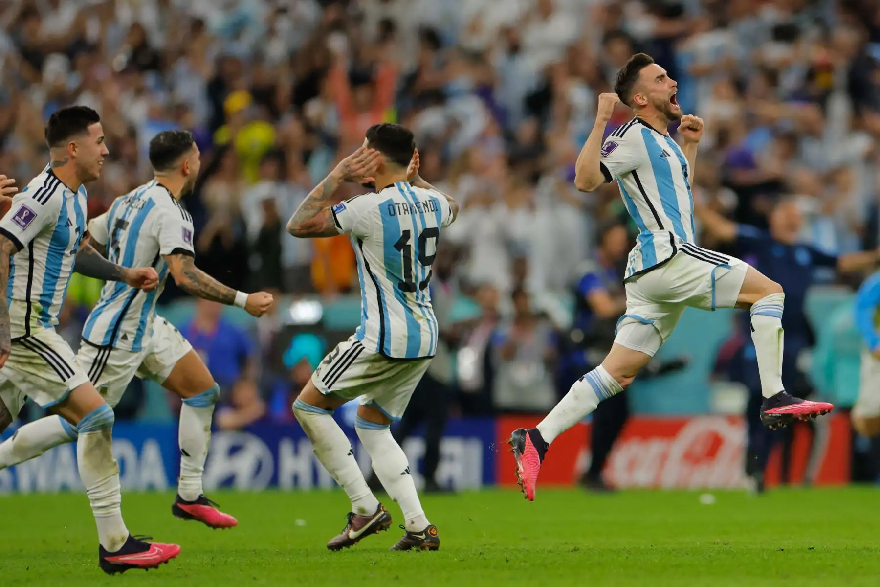 Los jugadores de Argentina celebran su victoria en el partido de fútbol de cuartos de final de la Copa Mundial de Qatar 2022 entre Holanda y Argentina en el Estadio Lusail, al norte de Doha, el 9 de diciembre de 2022. Foto: AFP