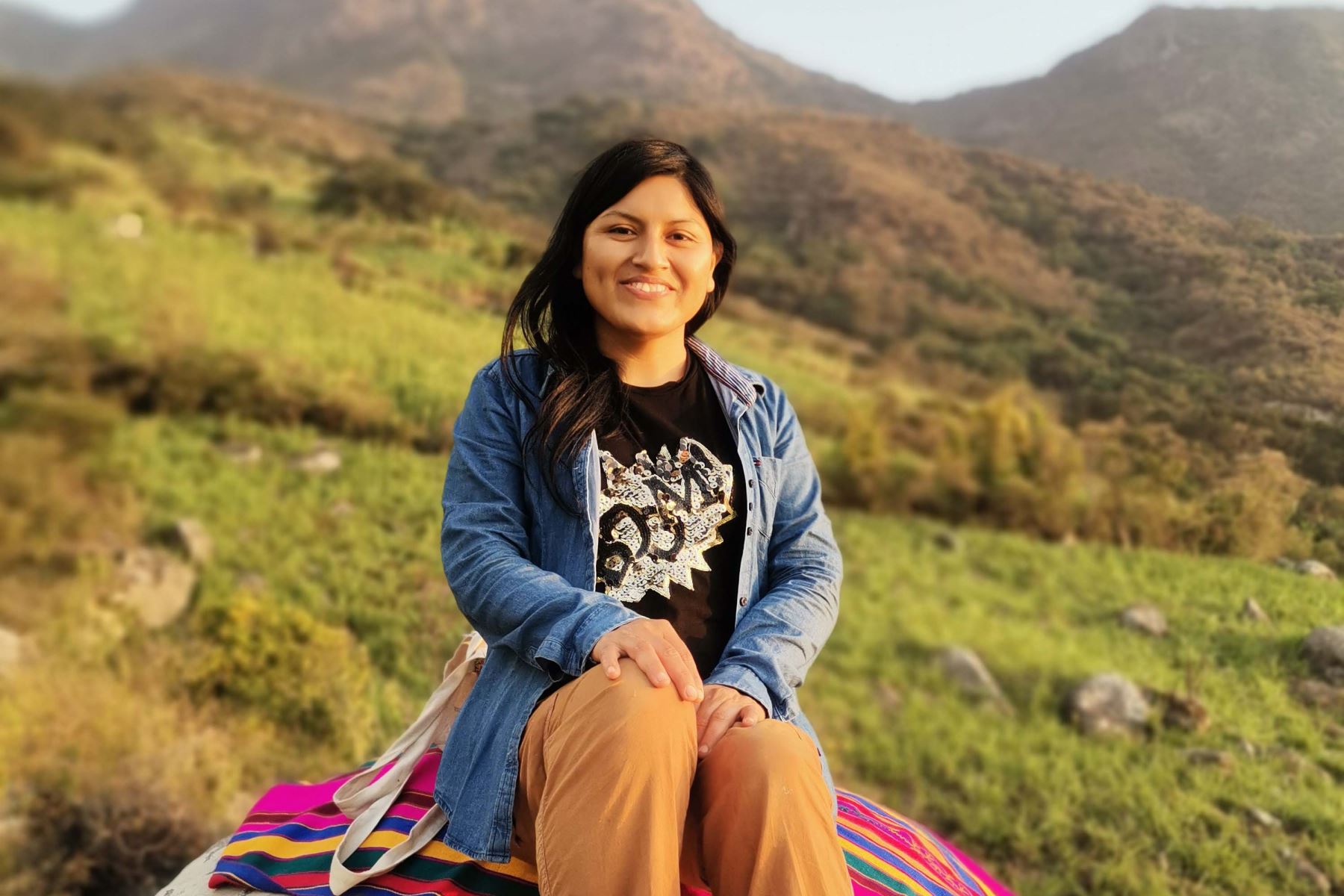 Ysabel Calderón es directora de Sumak Kawsay, un emprendimiento que creó para investigar y conservar abejas nativas y otros polinizadores, restaurar ecosistemas (montañas) y producir miel y panela, para autosostenerlo. ANDINA/ Sumak Kawsay.