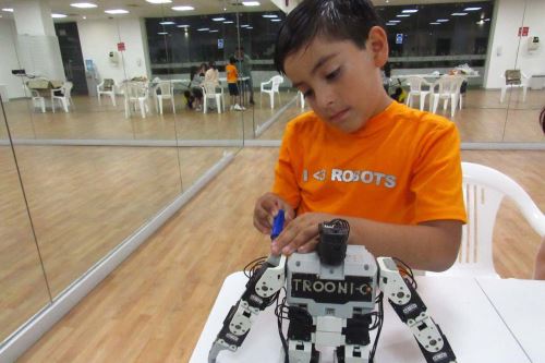 La robótica desarrolla el pensamiento lógico y sistémico, la creatividad, que es una actividad interdisciplinaria, y gracias a ella, los niños y niñas adquieren conocimientos de informática, entre otros. ANDINA/ Troonic