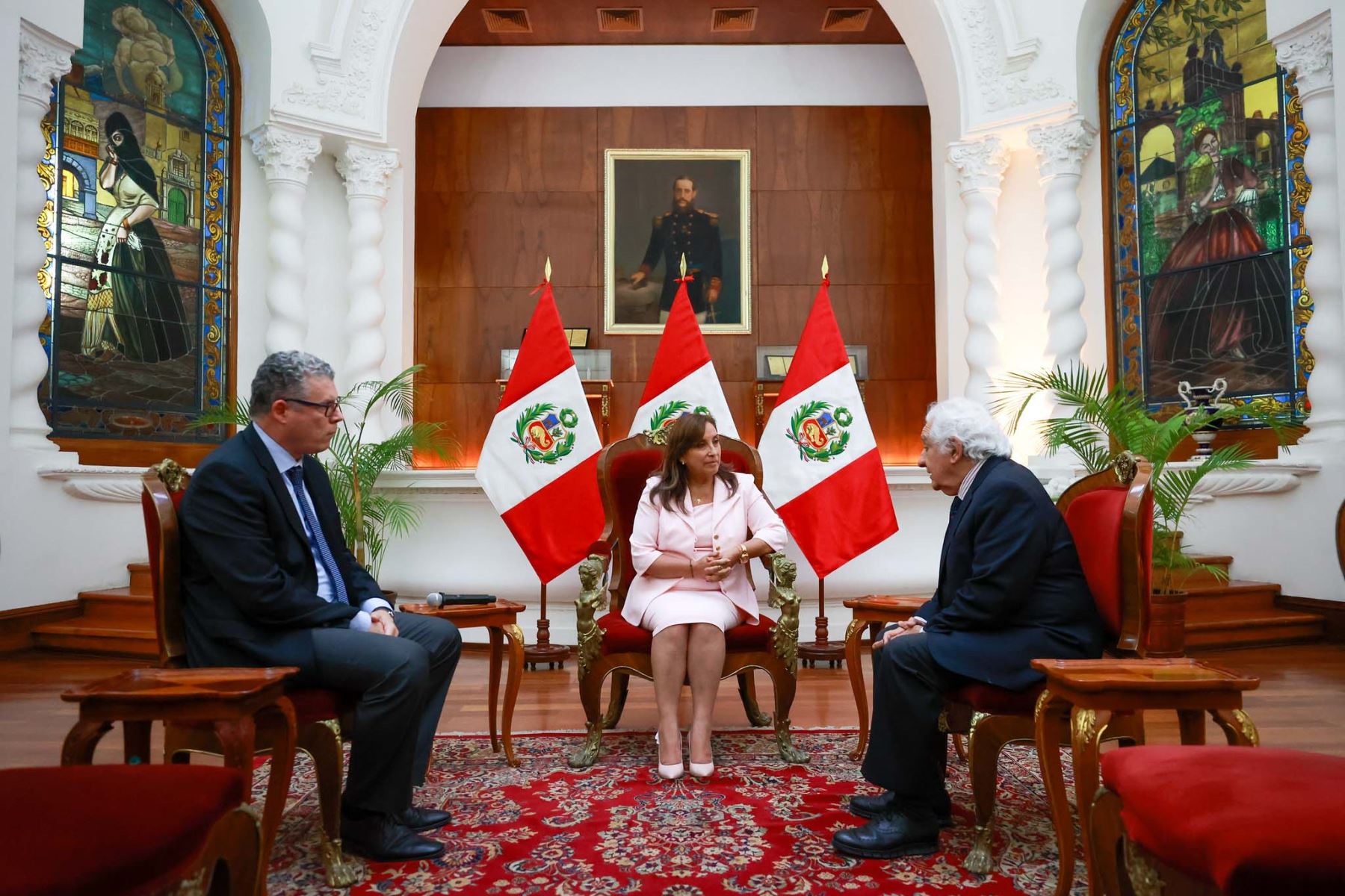 Presidenta de la República, Dina Boluarte, sostuvo reunión con el Secretario General del Acuerdo Nacional, Max Hernández. Foto: ANDINA/Prensa Presidencia