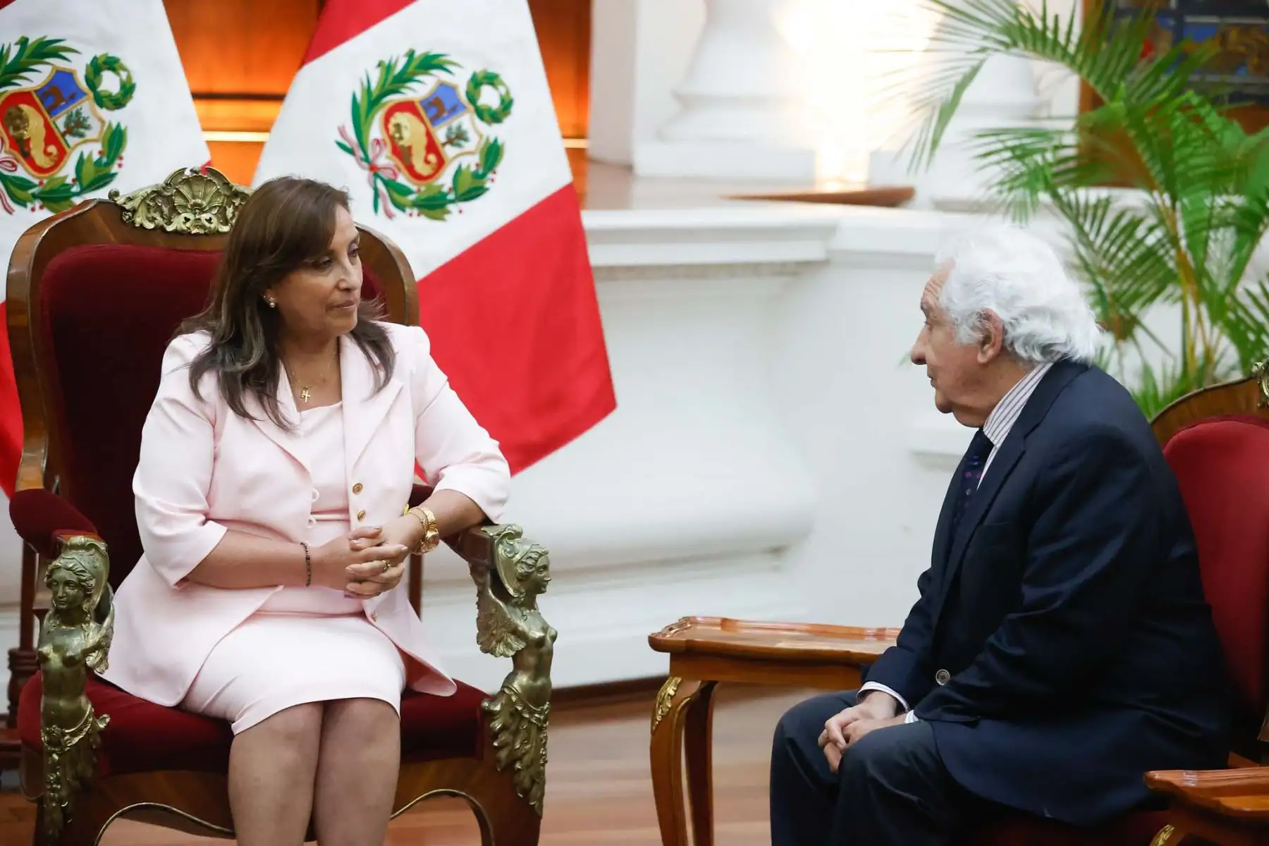 Presidenta de la República, Dina Boluarte, sostuvo reunión con el Secretario General del Acuerdo Nacional, Max Hernández. Foto: ANDINA/Prensa Presidencia