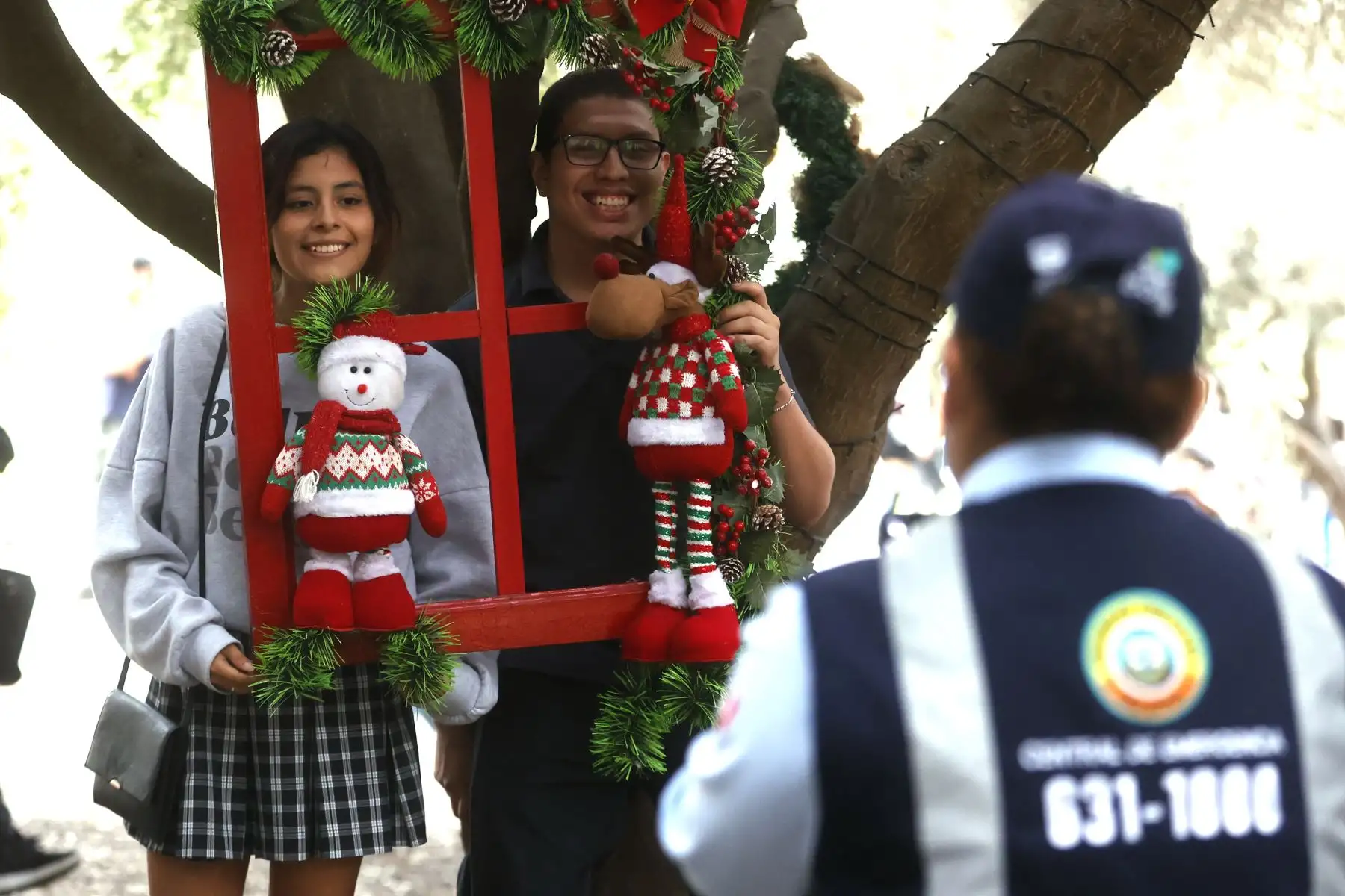 Revive la magia de la navidad en familia visitando el Parque de la Felicidad en San Borja. La principal atracción es el Árbol Mágico de la Navidad que está adornada con más de 700 guirnaldas y luces led. Foto: ANDINA/Vidal Tarqui.