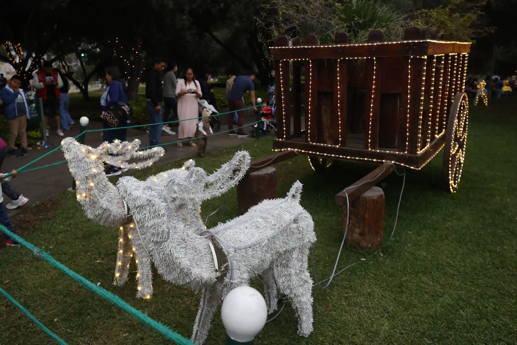 Revive la magia de la navidad en familia visitando el Parque de la Felicidad en San Borja. La principal atracción es el Árbol Mágico de la Navidad que está adornada con más de 700 guirnaldas y luces led. Foto: ANDINA/Vidal Tarqui.