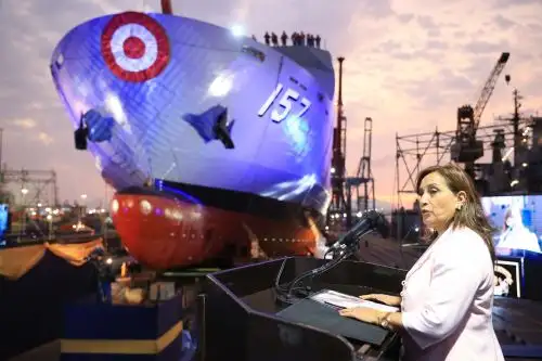 La presidenta participó en la ceremonia de bautizo y botadura del BAP 