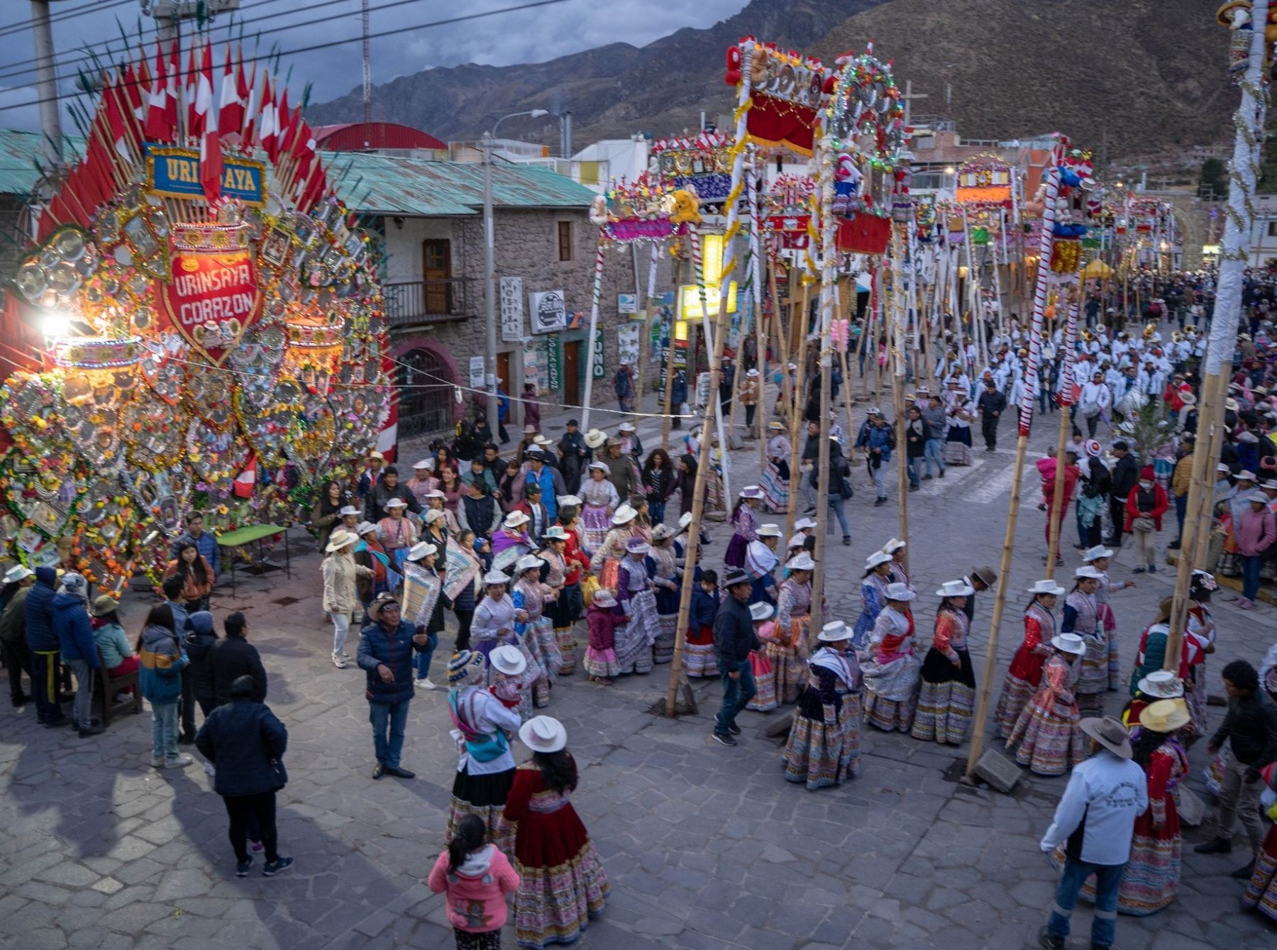 Cientos de pobladores y turistas participan de la Festividad de la Virgen Inmaculada Concepción que se celebra en Chivay, en el valle del Colca, en Arequipa. En esta celebración tradicional la danza del Wititi es el atractivo principal. Foto: Autocolca