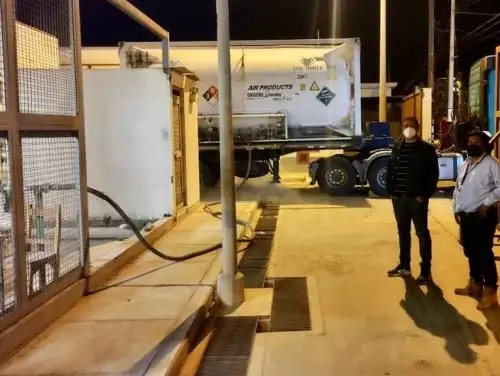 Camión cisterna que transportaba oxígeno medicinal pudo llegar al Hospital Regional de Ica tras superar el bloqueo que afecta a la carretera Panamericana Sur.