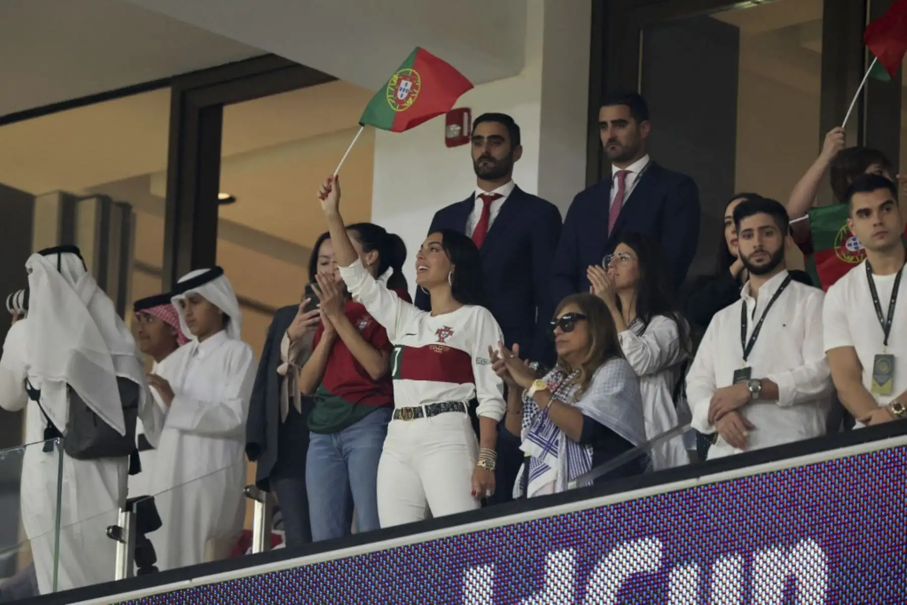 La novia de Cristiano Ronaldo, Georgina Rodríguez (C), ondea una bandera de Portugal antes del inicio del partido de fútbol de cuartos de final de la Copa Mundial de Catar 2022 entre Marruecos y Portugal en el Estadio Al-Thumama en Doha

Foto: AFP