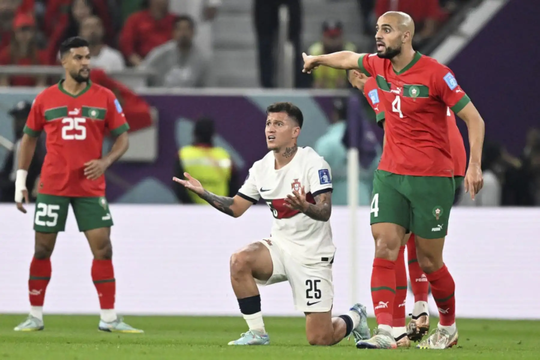 El centrocampista de Portugal #25 Otavio (C) y el centrocampista de Marruecos #04 Sofyan Amrabat (R) reaccionan durante el partido de fútbol de cuartos de final de la Copa Mundial de Catar 2022 entre Marruecos y Portugal en el Estadio Al-Thumama en Doha

Foto: AFP