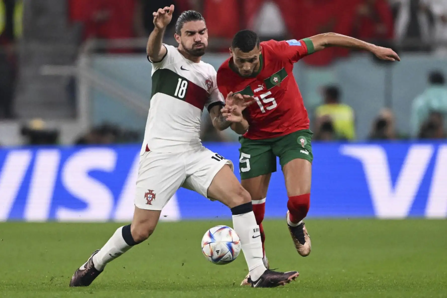 El mediocampista portugués #18 Ruben Neves (L) y el mediocampista marroquí #15 Selim Amallah luchan por el balón durante el partido de fútbol de cuartos de final de la Copa Mundial Catar 2022 entre Marruecos y Portugal en el Estadio Al-Thumama en Doha

Foto: AFP