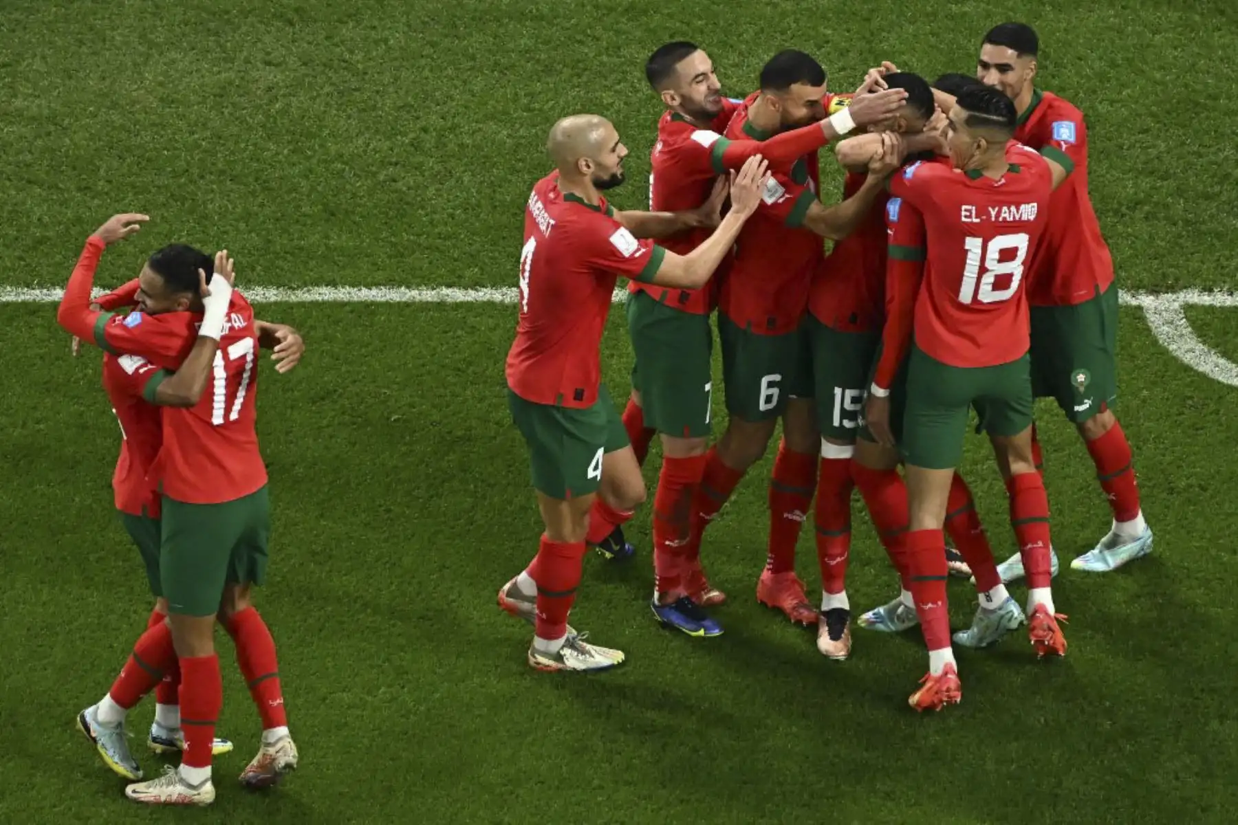 El delantero de Marruecos #19 Youssef En-Nesyri (C) celebra con sus compañeros de equipo después de marcar el gol de apertura durante el partido de fútbol de cuartos de final de la Copa Mundial de Qatar 2022 entre Marruecos y Portugal en el estadio Al-Thumama en Doha

Foto: AFP