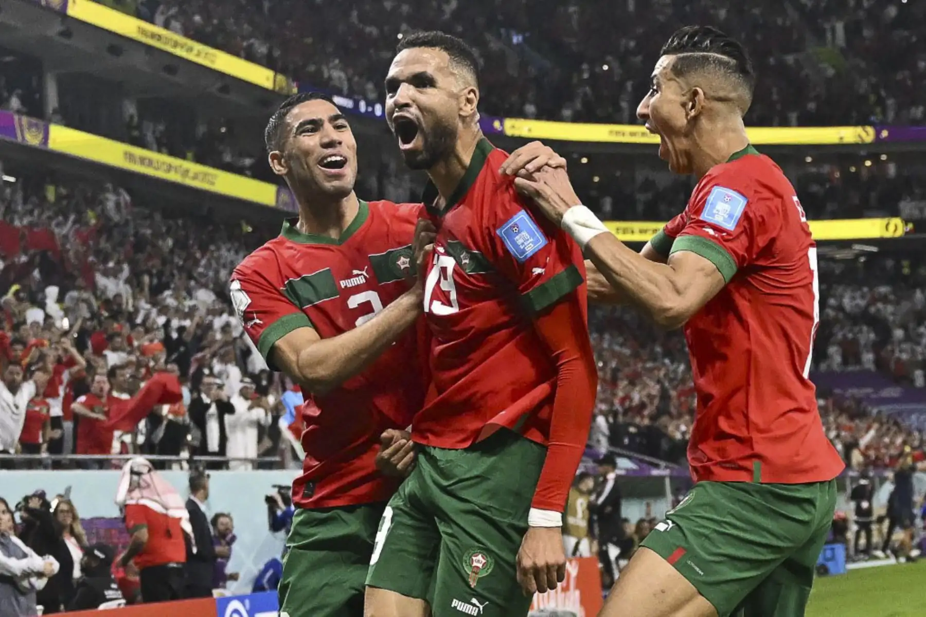 El delantero de Marruecos #19 Youssef En-Nesyri (C) celebra con sus compañeros de equipo después de marcar el gol de apertura durante el partido de fútbol de cuartos de final de la Copa Mundial de Qatar 2022 entre Marruecos y Portugal en el estadio Al-Thumama en Doha

Foto: AFP
