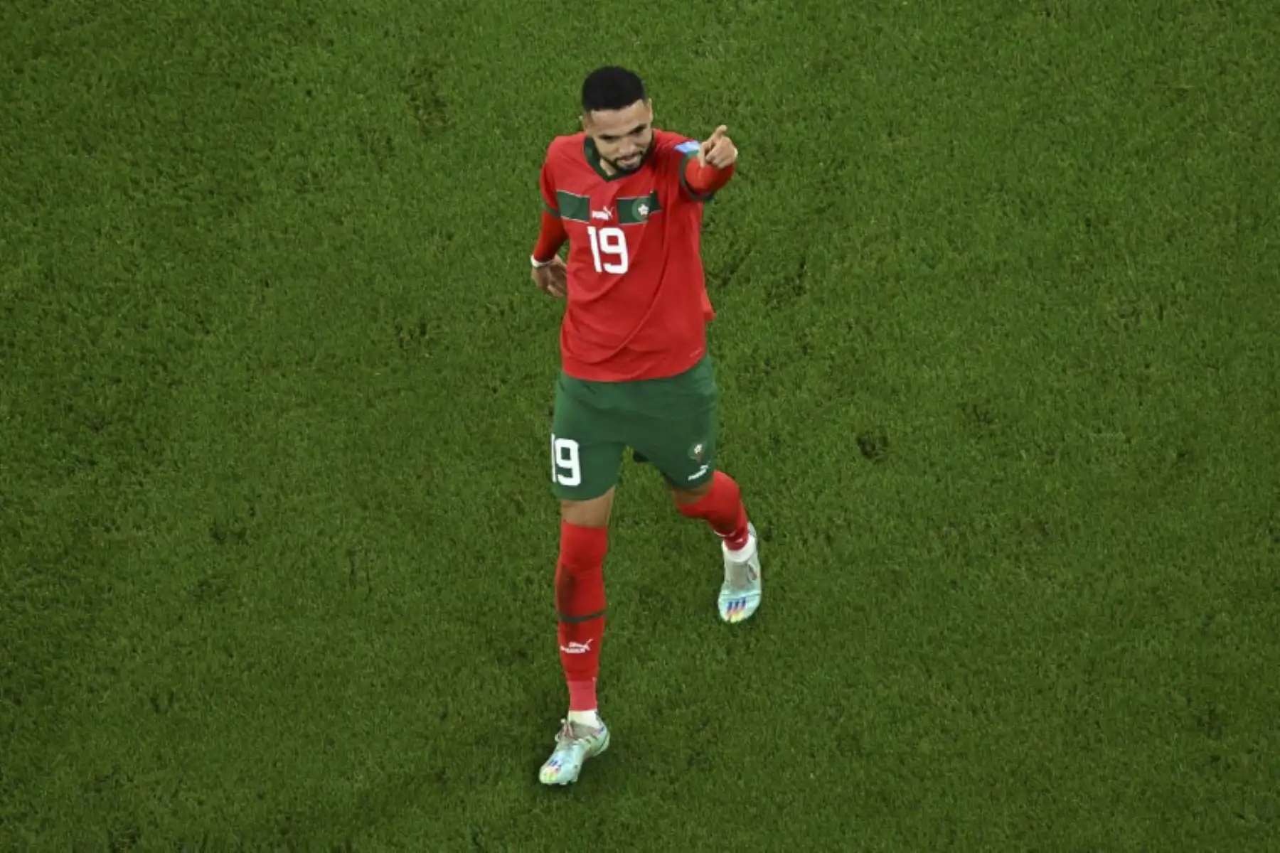 El delantero de Marruecos #19 Youssef En-Nesyri (C) celebra después de marcar el gol de apertura durante el partido de fútbol de cuartos de final de la Copa Mundial de Qatar 2022 entre Marruecos y Portugal en el estadio Al-Thumama en Doha

Foto: AFP