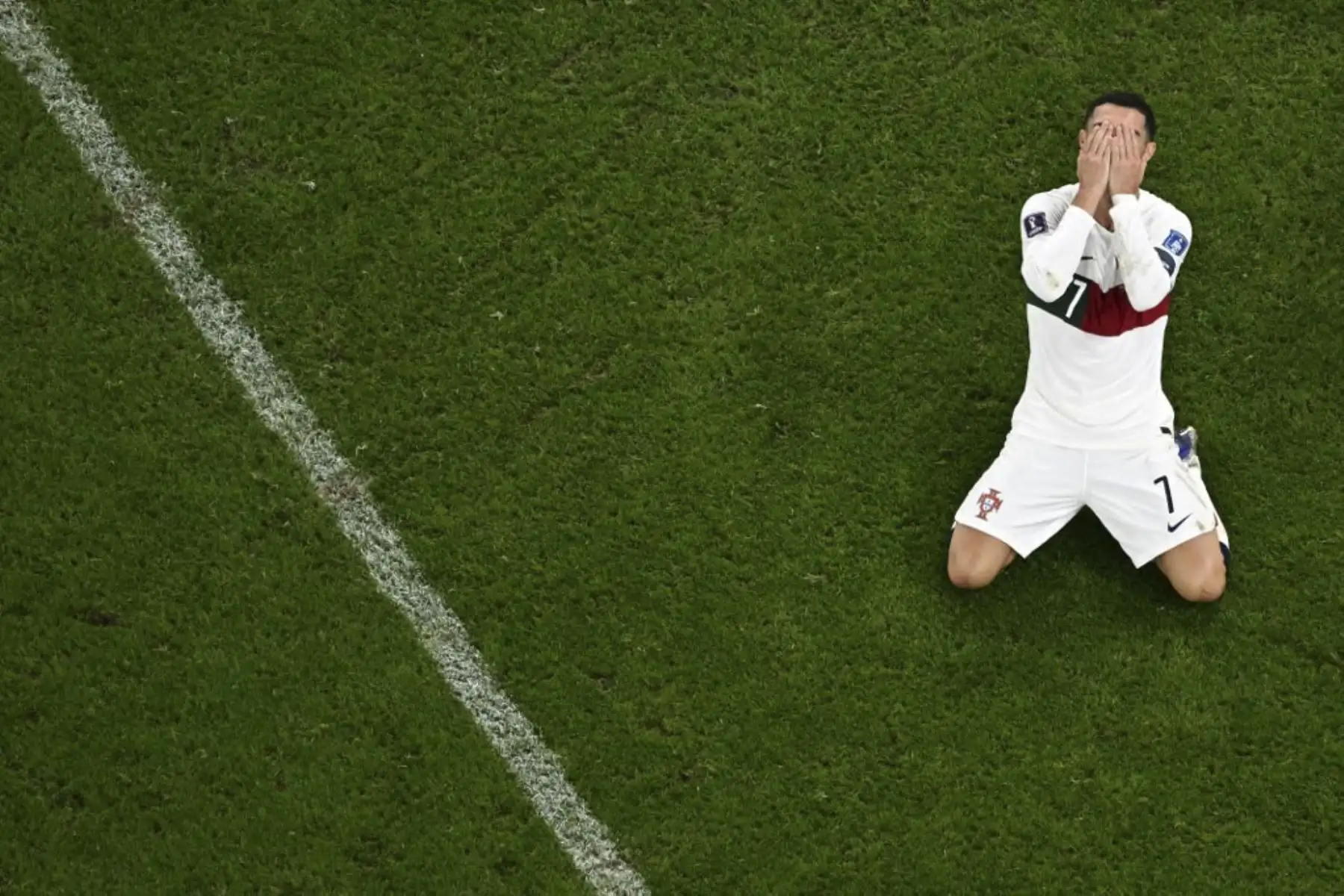 El delantero portugués #07 Cristiano Ronaldo reacciona durante el partido de fútbol de cuartos de final de la Copa Mundial Catar 2022 entre Marruecos y Portugal en el estadio Al-Thumama en Doha

Foto:AFP