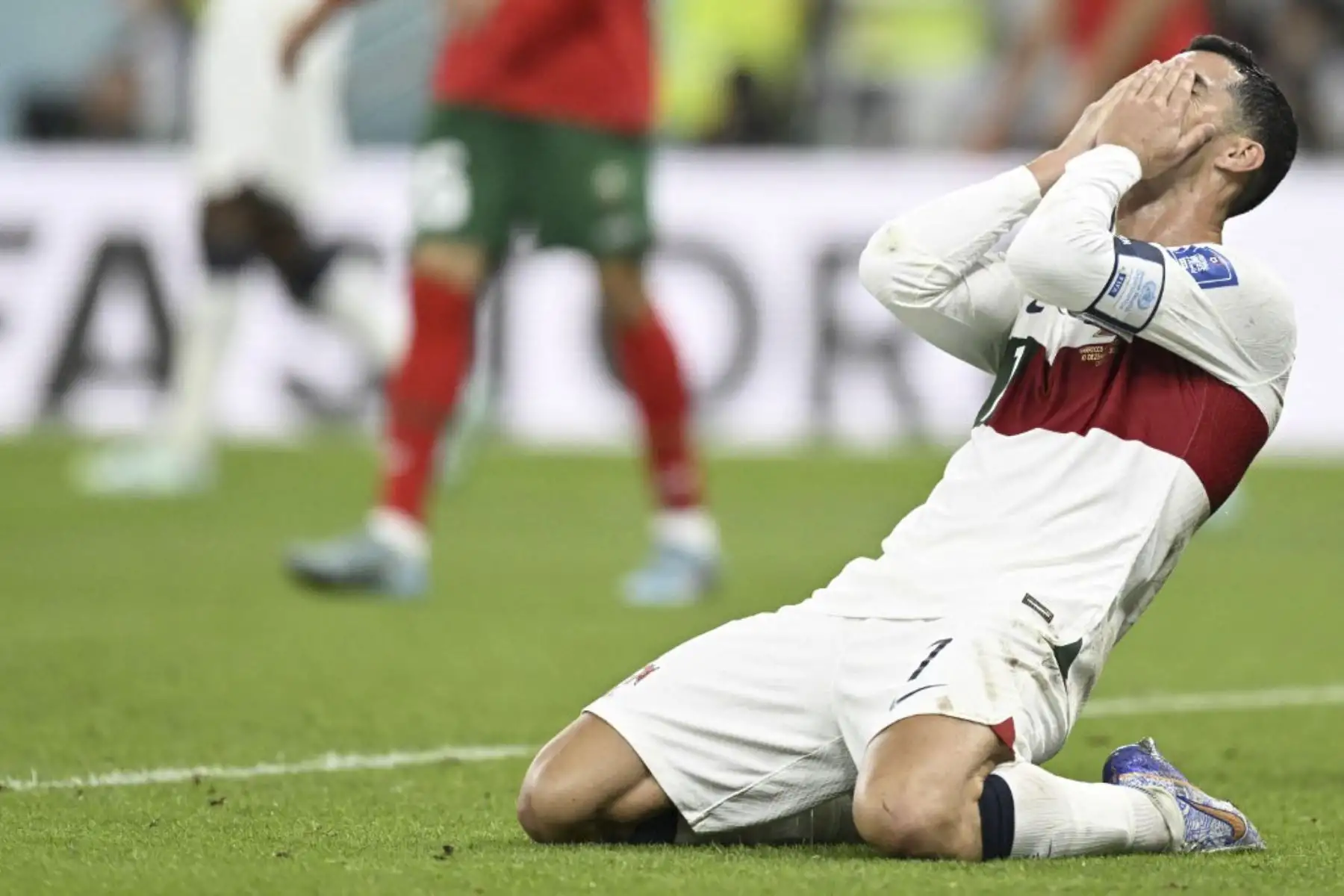 El delantero portugués #07 Cristiano Ronaldo reacciona durante el partido de fútbol de cuartos de final de la Copa Mundial Catar 2022 entre Marruecos y Portugal en el estadio Al-Thumama en Doha

Foto:AFP