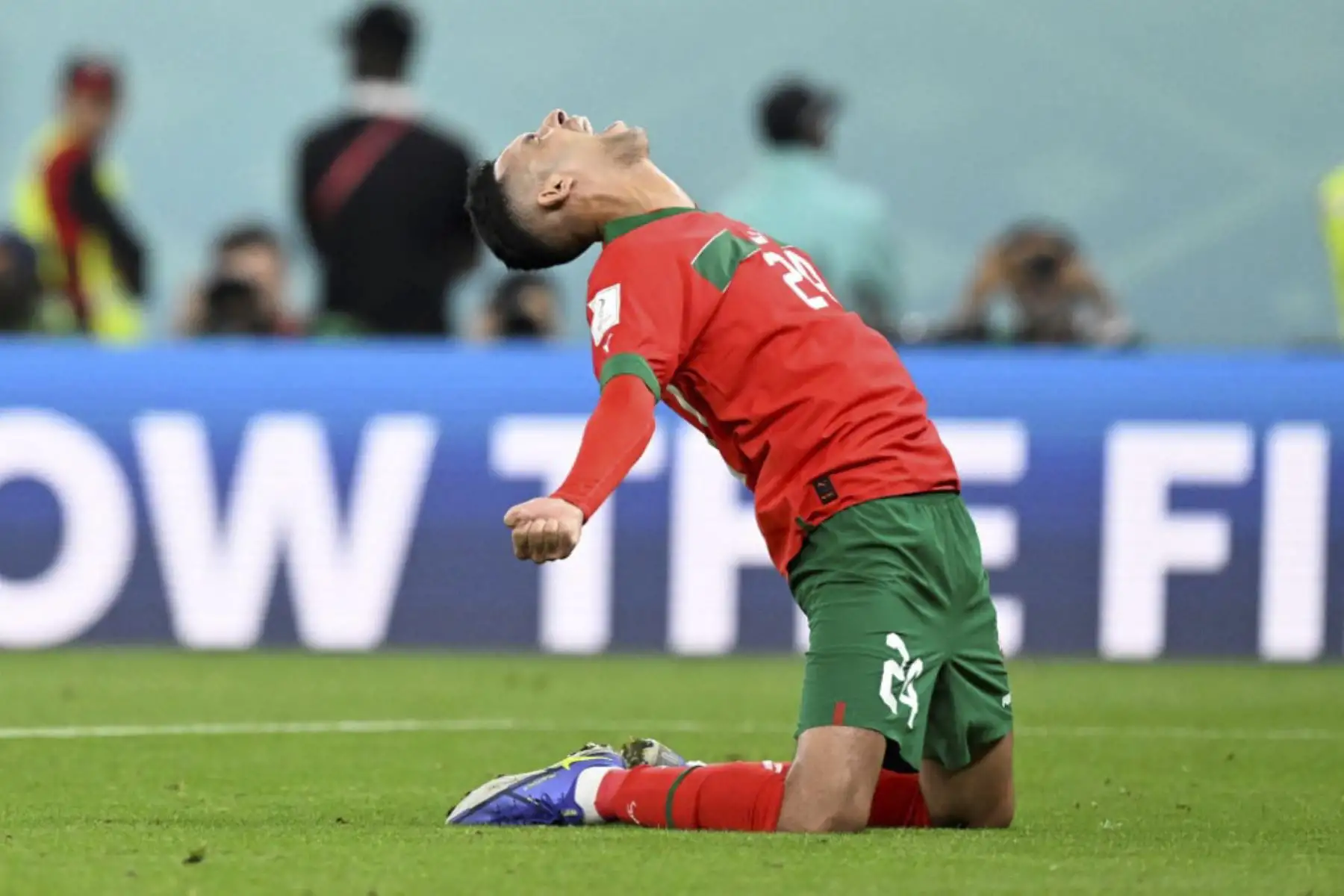 El defensor de Marruecos #24 Badr Benoun celebra después de ganar el partido de fútbol de cuartos de final de la Copa del Mundo de Catar 2022 entre Marruecos y Portugal en el Estadio Al-Thumama en Doha

Foto:AFP