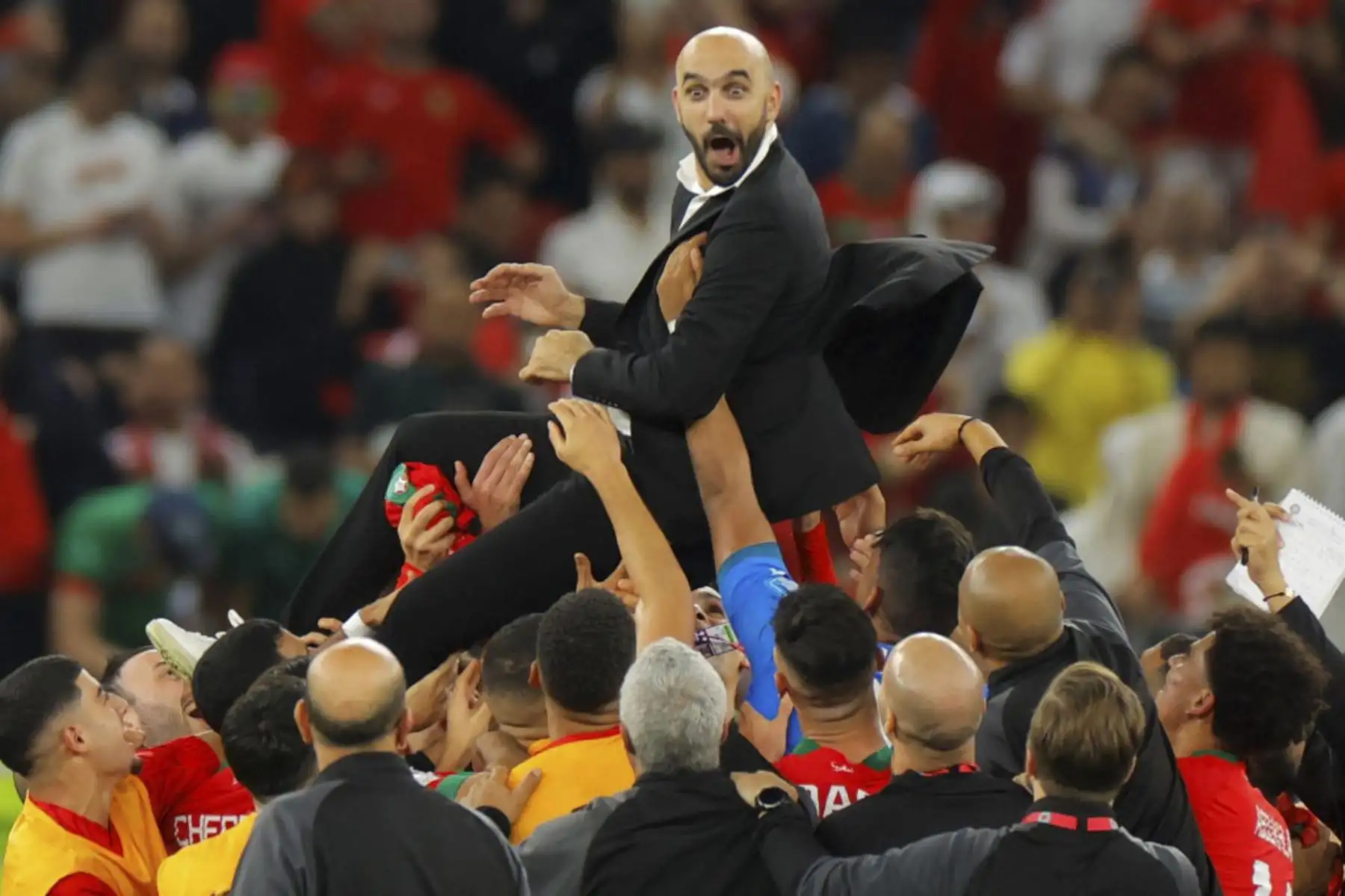 Los jugadores de Marruecos llevan a su entrenador Walid Regragui mientras celebran después de ganar el partido de fútbol de cuartos de final de la Copa Mundial de Qatar 2022 entre Marruecos y Portugal en el estadio Al-Thumama en Doha

Foto:AFP