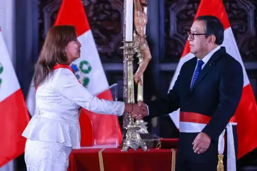 Alberto Otárola, nuevo ministro de Defensa, junto a la presidenta Dina Boluarte. ANDINA/Difusión