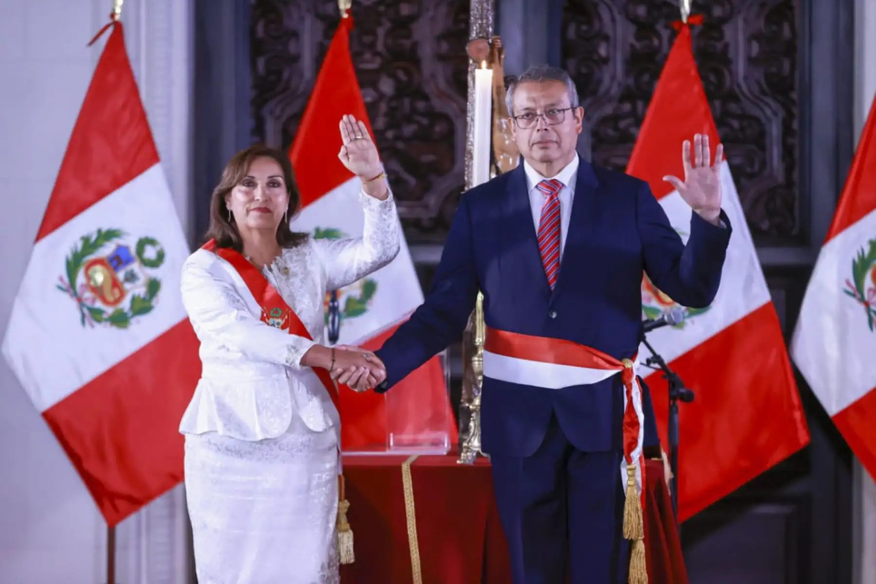 La Presidenta de la República, Dina Boluarte, tomó juramento a Pedro Angulo como nuevo presidente del Consejo de Ministros, en ceremonia realizada en Palacio de Gobierno.

Foto:ANDINA/PCM