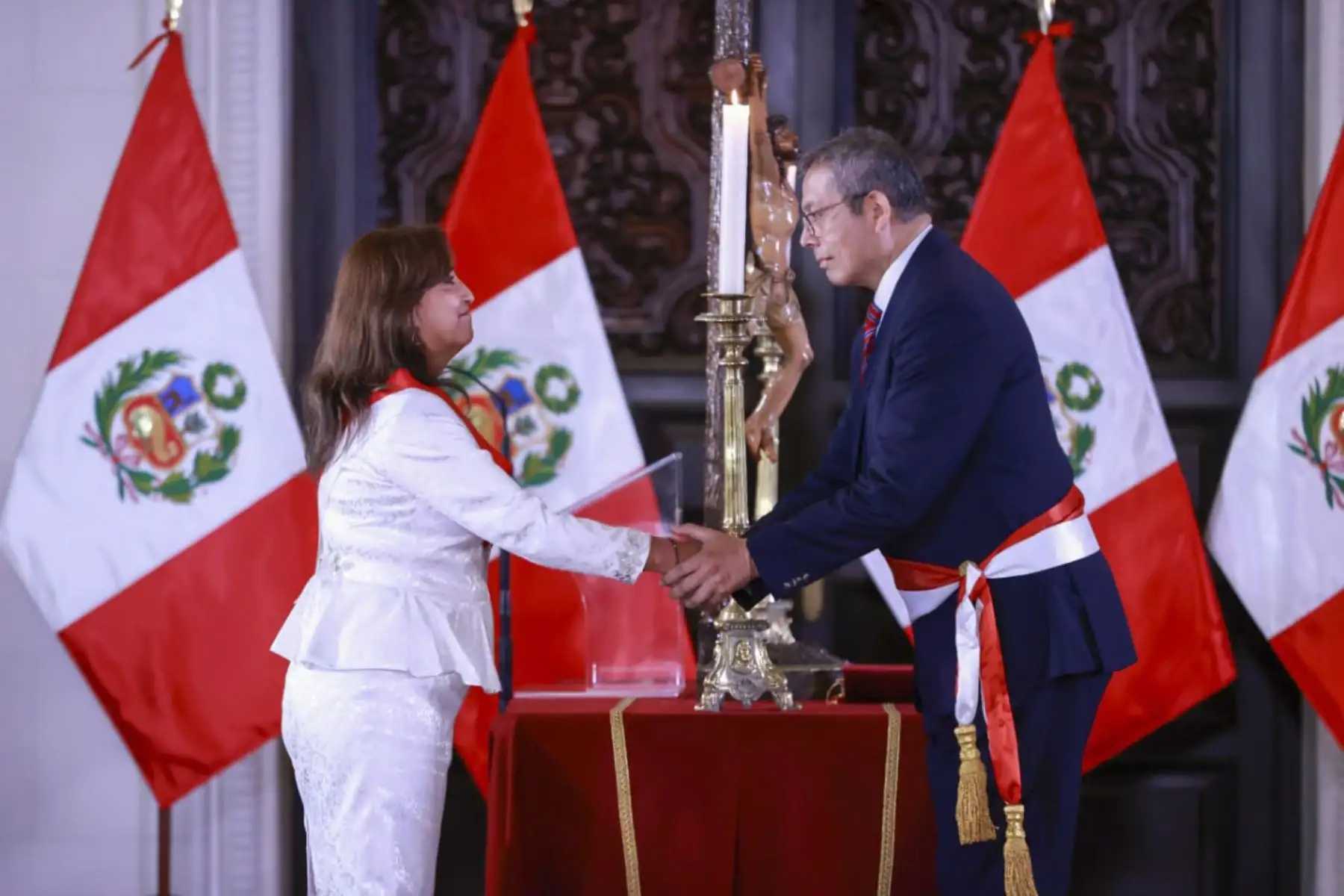 La Presidenta de la República, Dina Boluarte, tomó juramento a Pedro Angulo como nuevo presidente del Consejo de Ministros, en ceremonia realizada en Palacio de Gobierno.

Foto:ANDINA/PCM