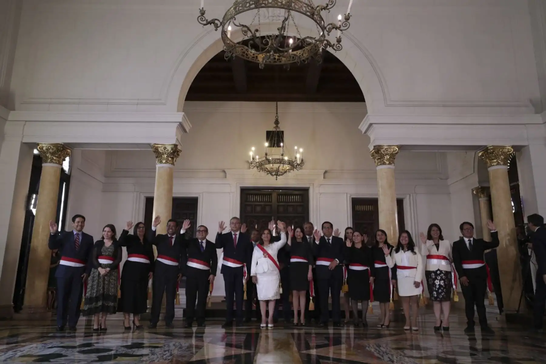 La Presidenta de la República, Dina Boluarte, tomó juramento a Pedro Angulo como nuevo presidente del Consejo de Ministros, en ceremonia realizada en Palacio de Gobierno.

Foto:ANDINA/PCM