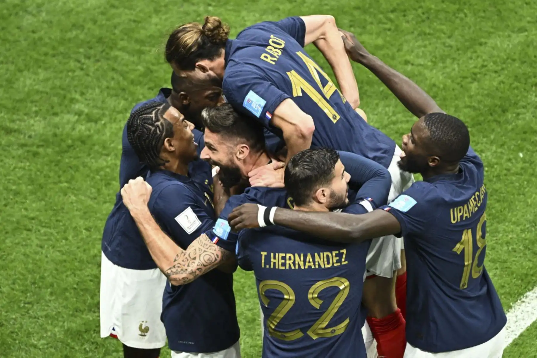 El mediocampista francés #08 Aurelien Tchouameni celebra marcar el primer gol de su equipo durante el partido de fútbol de cuartos de final de la Copa Mundial Catar 2022 entre Inglaterra y Francia en el estadio Al-Bayt en Al Khor, al norte de Doha

Foto: AFP