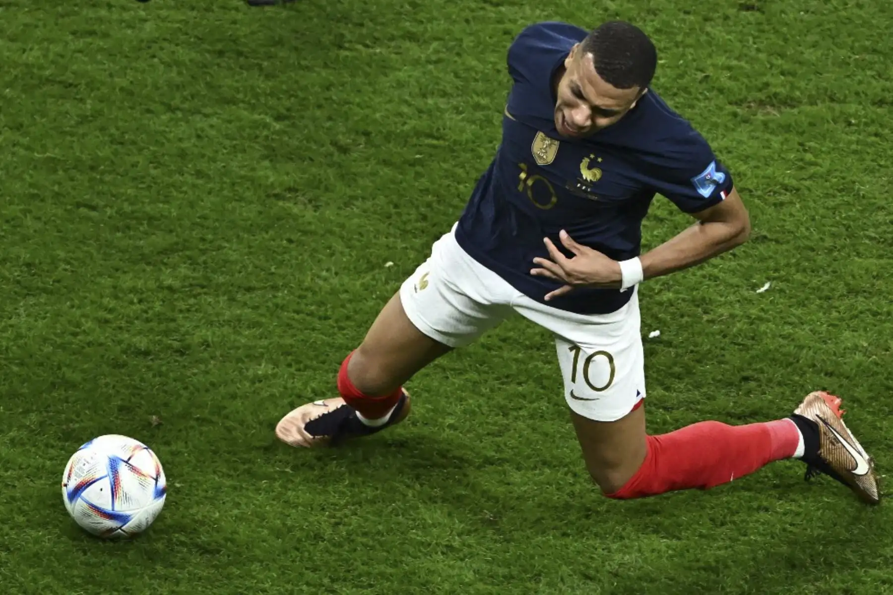 El delantero francés #10 Kylian Mbappe cae al suelo después de recibir una falta durante el partido de fútbol de cuartos de final de la Copa Mundial de Catar 2022 entre Inglaterra y Francia en el estadio Al-Bayt en Al Khor, al norte de Doha

Foto: AFP
