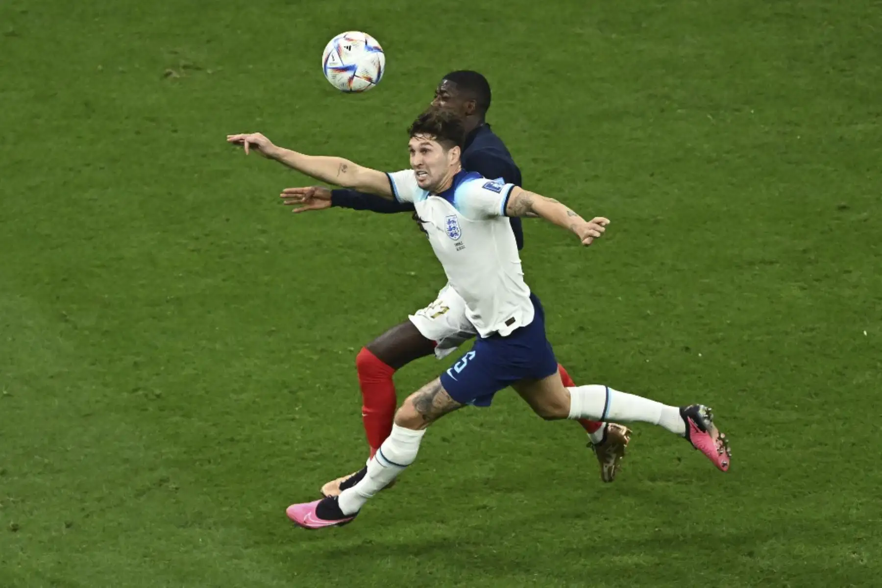 El defensor de Inglaterra #05 John Stones lucha por el balón con el delantero de Francia #11 Ousmane Dembele durante el partido de cuartos de final de la Copa del Mundo de Catar 2022 entre Inglaterra y Francia en el Estadio Al-Bayt en Al Khor, al norte de Doha

Foto: AFP