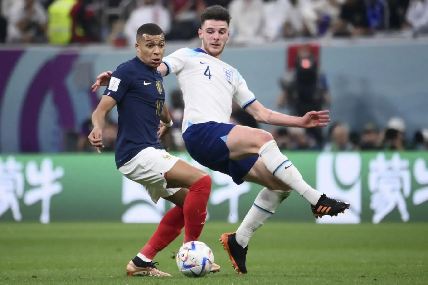 El delantero francés #10 Kylian Mbappe lucha por el balón con el mediocampista inglés #04 Declan Rice durante el partido de cuartos de final de la Copa del Mundo Catar 2022 entre Inglaterra y Francia en el estadio Al-Bayt en Al Khor, al norte de Doha

Foto: AFP